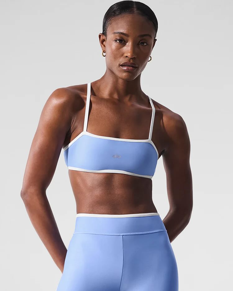 6월 새롭게, 예쁜 운동복 고민?!🤔
켄달 언니가 요즘 애정하는, 알로 베스트 아이템 3가지💙❤️
켄달 제너가 일상과 운동할 때 입는 3가지 알로 셋업을 알려드려요.
1. 리브드 프로스퍼 탱크 & 알로소프트 케어프리 쇼츠
탄탄한 립조직 블랙 탱크탑에 쇼츠, 여기에 레드 볼캡과 선글라스를 더한 켄달 제너는 애슬레저에 무심한 쿨함을 입혔습니다. 군더더기 없는 실루엣과 미니멀한 톤이 몸의 에너지를 또렷하게 드러냅니다.
2. 에어리프트 차저 브라 & 하이웨이스트 레깅스
켄달 제너의 셀피에 담긴 크리스탈 블루 셋업은 여름 햇살만큼 상쾌합니다. 화이트 배색과 날렵한 핏이 돋보이는 이 조합은 시선을 정리하고 움직임에 자신감을 더해주는 에어리프트 라인의 정수입니다.
3. 알로소프트 릴레이 브라 & 7/8 하이웨이스트 릴레이 레깅스
따뜻한 우드 배경 속에서도 셋업은 고요한 힘을 발합니다. 부드러운 소재감, 브라의 안정된 컷, 허리를 정리하는 7/8 레깅스가 하나 되어 일상의 회복과 균형, 운동 이후의 시간을 감각적으로 채워줍니다. 이미지5