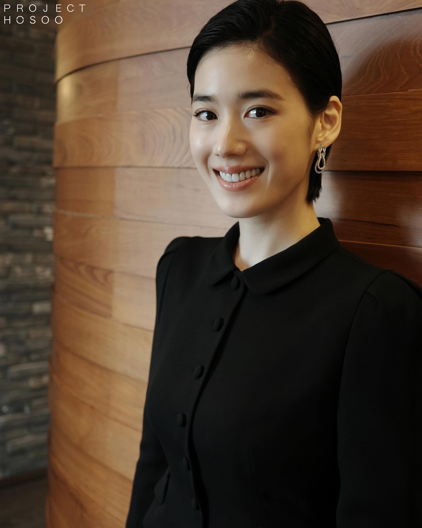 한 번쯤 숏컷을 해보고 싶다면❓

유독 숏컷만 하면 분위기가 살아나는 셀럽들, 그들의 얼굴형과 무드를 살펴보면 몇 가지 공통된 특징이 있습니다.

이번 여름, 그 특징을 참고해 시원한 숏컷에 과감히 도전해보세요!

1. 작고 입체적인 얼굴형
2. 긴 목과 뚜렷한 턱선
3. 높고 단정한 이마 라인
4. 귀가 작고 귓바퀴 라인이 예쁜 경우 이미지