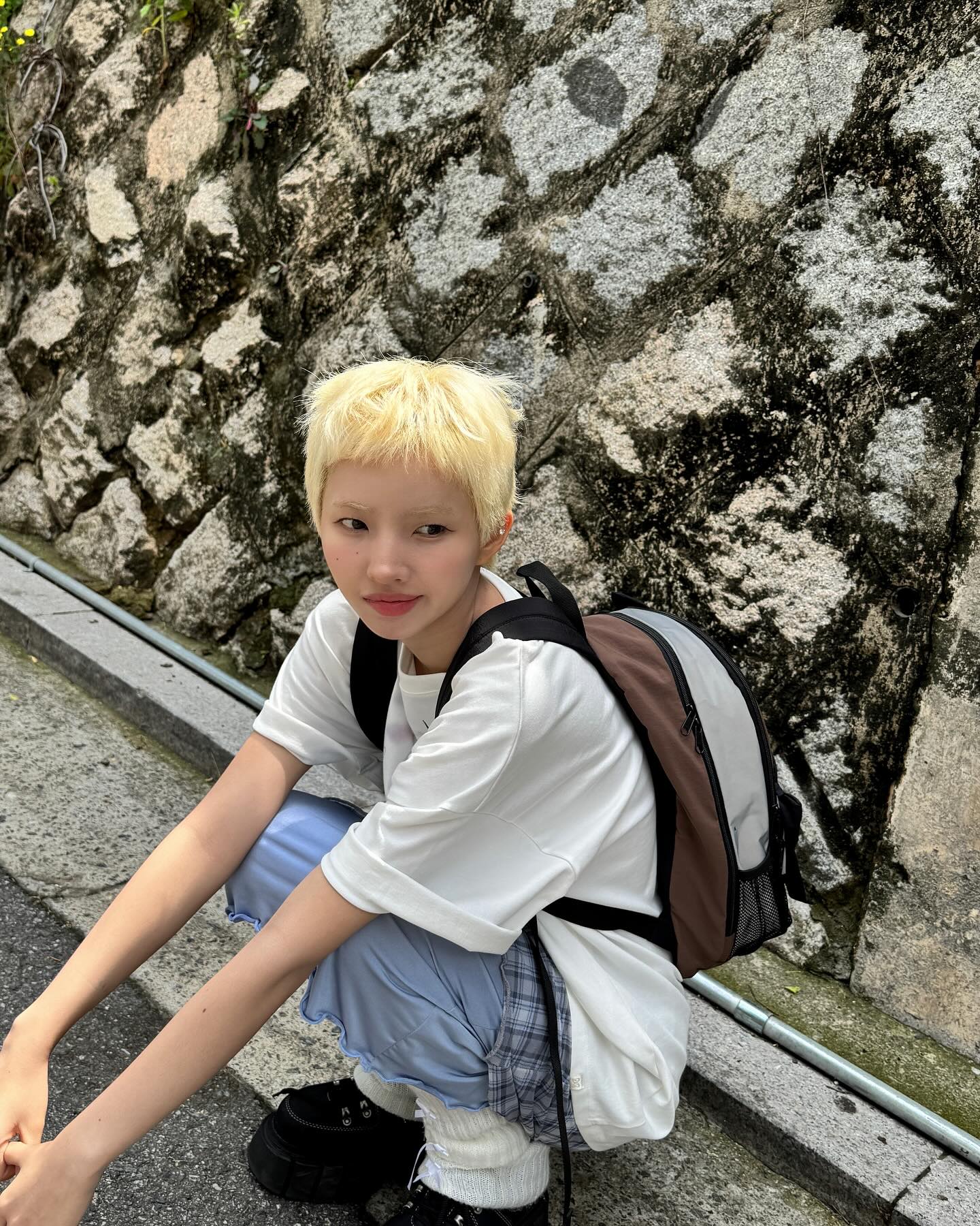 한 번쯤 숏컷을 해보고 싶다면❓

유독 숏컷만 하면 분위기가 살아나는 셀럽들, 그들의 얼굴형과 무드를 살펴보면 몇 가지 공통된 특징이 있습니다.

이번 여름, 그 특징을 참고해 시원한 숏컷에 과감히 도전해보세요!

1. 작고 입체적인 얼굴형
2. 긴 목과 뚜렷한 턱선
3. 높고 단정한 이마 라인
4. 귀가 작고 귓바퀴 라인이 예쁜 경우 이미지7