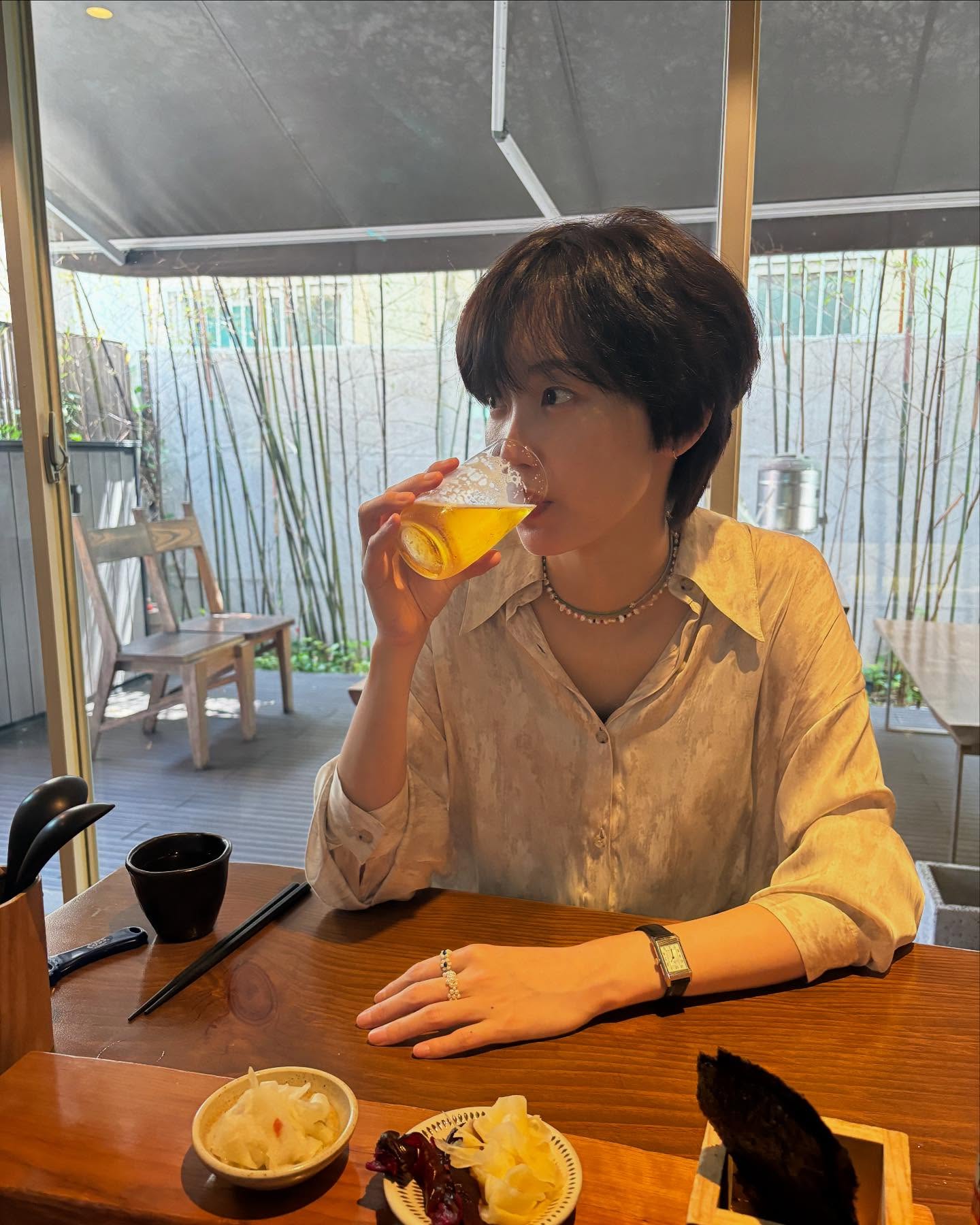 한 번쯤 숏컷을 해보고 싶다면❓

유독 숏컷만 하면 분위기가 살아나는 셀럽들, 그들의 얼굴형과 무드를 살펴보면 몇 가지 공통된 특징이 있습니다.

이번 여름, 그 특징을 참고해 시원한 숏컷에 과감히 도전해보세요!

1. 작고 입체적인 얼굴형
2. 긴 목과 뚜렷한 턱선
3. 높고 단정한 이마 라인
4. 귀가 작고 귓바퀴 라인이 예쁜 경우 이미지3