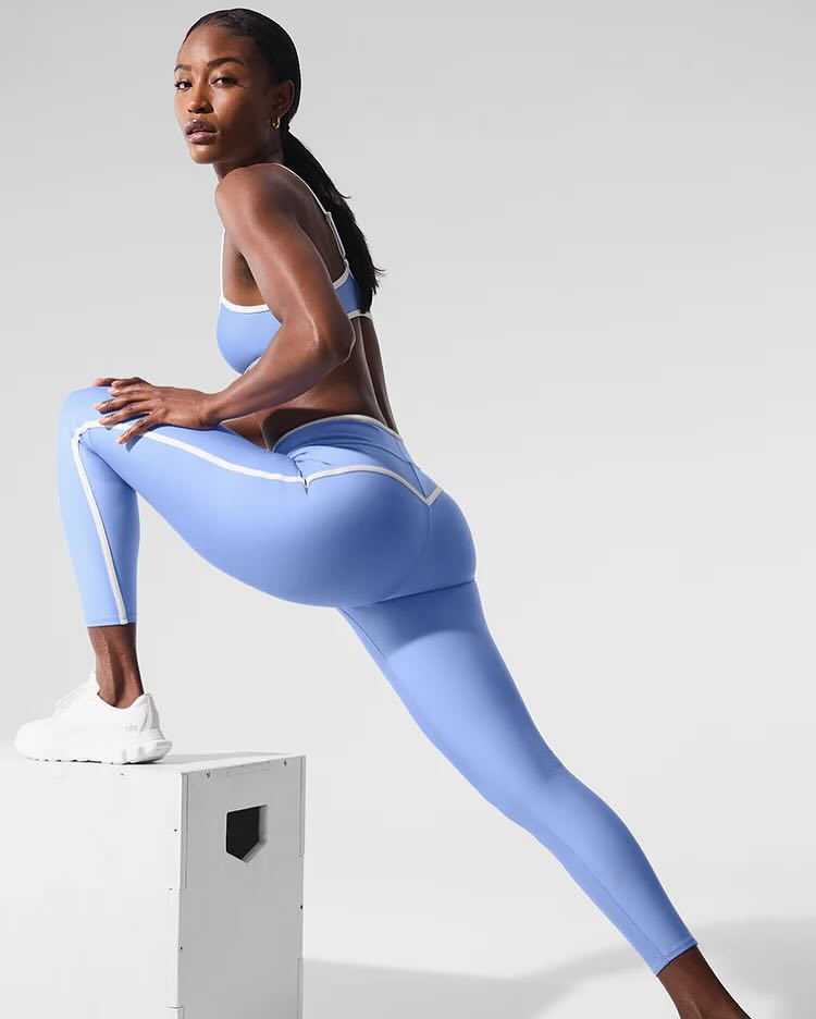 6월 새롭게, 예쁜 운동복 고민?!🤔
켄달 언니가 요즘 애정하는, 알로 베스트 아이템 3가지💙❤️
켄달 제너가 일상과 운동할 때 입는 3가지 알로 셋업을 알려드려요.
1. 리브드 프로스퍼 탱크 & 알로소프트 케어프리 쇼츠
탄탄한 립조직 블랙 탱크탑에 쇼츠, 여기에 레드 볼캡과 선글라스를 더한 켄달 제너는 애슬레저에 무심한 쿨함을 입혔습니다. 군더더기 없는 실루엣과 미니멀한 톤이 몸의 에너지를 또렷하게 드러냅니다.
2. 에어리프트 차저 브라 & 하이웨이스트 레깅스
켄달 제너의 셀피에 담긴 크리스탈 블루 셋업은 여름 햇살만큼 상쾌합니다. 화이트 배색과 날렵한 핏이 돋보이는 이 조합은 시선을 정리하고 움직임에 자신감을 더해주는 에어리프트 라인의 정수입니다.
3. 알로소프트 릴레이 브라 & 7/8 하이웨이스트 릴레이 레깅스
따뜻한 우드 배경 속에서도 셋업은 고요한 힘을 발합니다. 부드러운 소재감, 브라의 안정된 컷, 허리를 정리하는 7/8 레깅스가 하나 되어 일상의 회복과 균형, 운동 이후의 시간을 감각적으로 채워줍니다. 이미지6