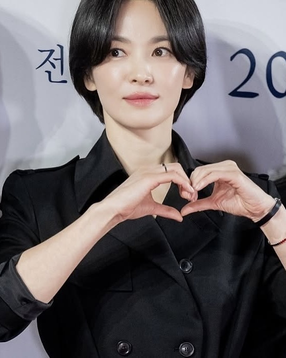 한 번쯤 숏컷을 해보고 싶다면❓

유독 숏컷만 하면 분위기가 살아나는 셀럽들, 그들의 얼굴형과 무드를 살펴보면 몇 가지 공통된 특징이 있습니다.

이번 여름, 그 특징을 참고해 시원한 숏컷에 과감히 도전해보세요!

1. 작고 입체적인 얼굴형
2. 긴 목과 뚜렷한 턱선
3. 높고 단정한 이마 라인
4. 귀가 작고 귓바퀴 라인이 예쁜 경우 이미지