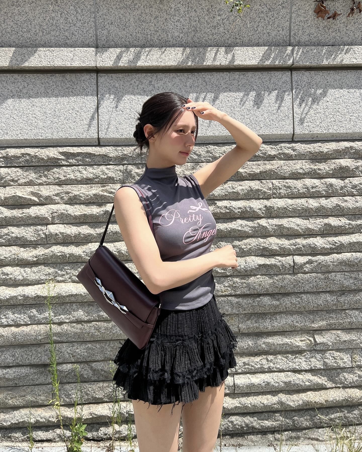 풍성하고, 로맨틱하게💕 요즘 셀럽들이 입는 프릴 스커트 룩은? 이미지