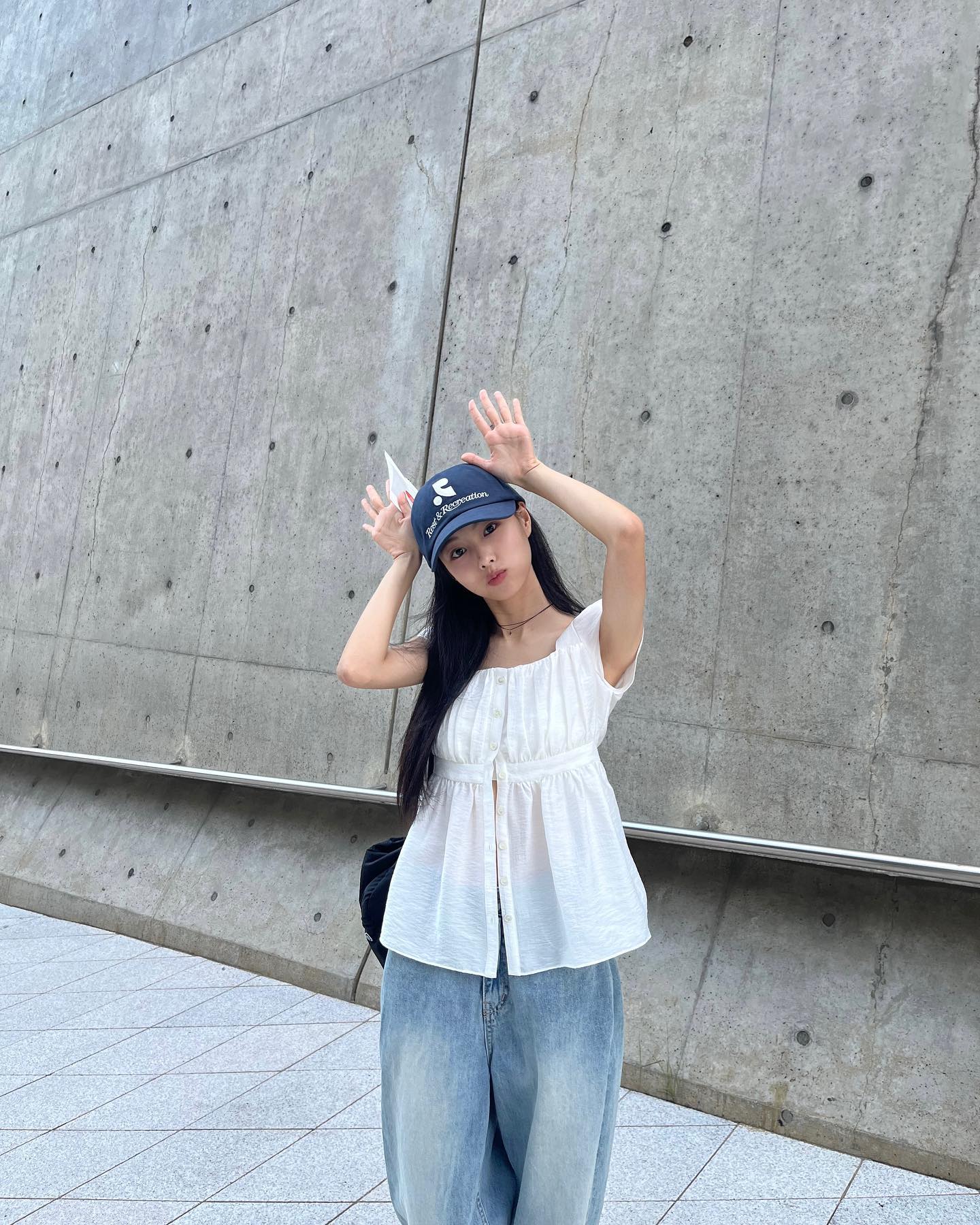 여름 필수템🤍반팔 블라우스
반팔 블라우스로 완성하는 4가지 무드별 코디✅

1. 화이트 반팔 블라우스 + 화이트 스커트
청순하고 밝은 무드를 연출할 수 있는 올화이트룩

2. 반팔 블라우스 + 일자핏 팬츠
깔끔한 데일리 오피스룩 또는 포멀한 무드에 제격

3. 반팔 블라우스 + 데님 팬츠
편안하면서도 스타일을 살려주는 데일리 꾸안꾸룩

4. 화이트 반팔 블라우스 + 화이트 데님 팬츠
올화이트의 깔끔함에 미니멀 무드를 더한 심플룩 이미지7
