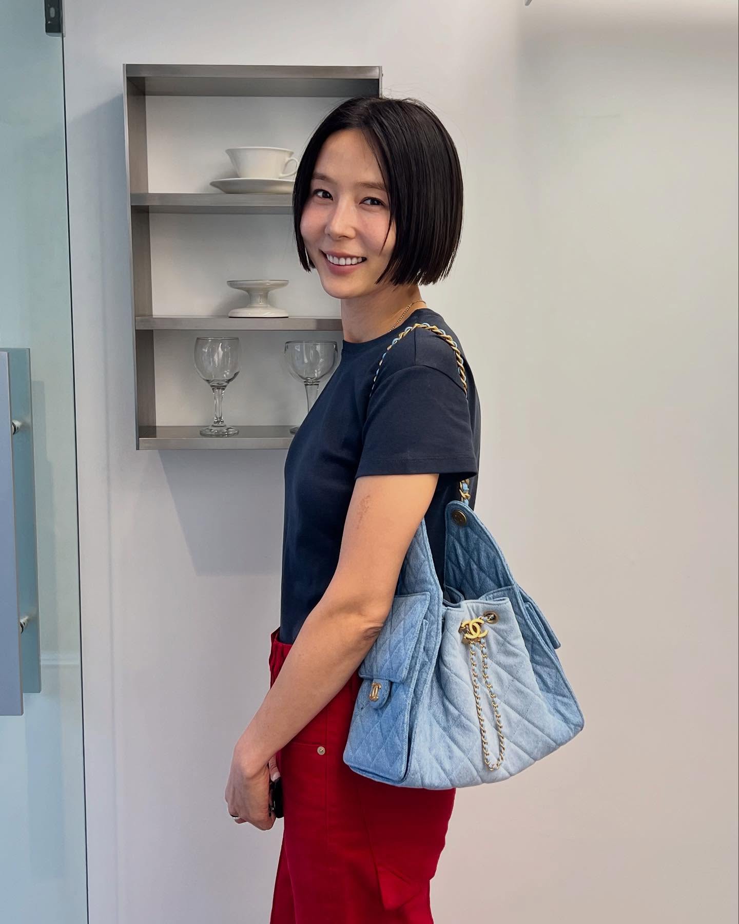 셀럽들이 픽한 샤넬 백 양대산맥👜

셀럽들이 자주 드는 샤넬 백을 보면, 유독 자주 눈에 띄는 두 가지가 있습니다. 바로 샤넬 22백과 25백인데요. 각각의 매력이 뚜렷해 취향이 확실히 갈리는 아이템으로 유명하죠.

22백은 넉넉한 수납력과 캐주얼한 무드로, 데일리백으로 손색없는 실용템이에요. 반면 25백은 비교적 최근 출시된 제품으로, 더 콤팩트한 디자인과 세련된 분위기로 샤넬의 새로운 클래식으로 주목받고 있습니다.

짐이 많은 보부상이라면 넉넉한 수납력을 자랑하는 22백을, 소지품을 최소화하는 미니멀리스트라면 세련되고 간결한 25백을 추천합니다.

각자의 라이프스타일과 취향에 맞춰, 나에게 더 잘 어울리는 샤넬 백을 골라보세요.✨ 이미지