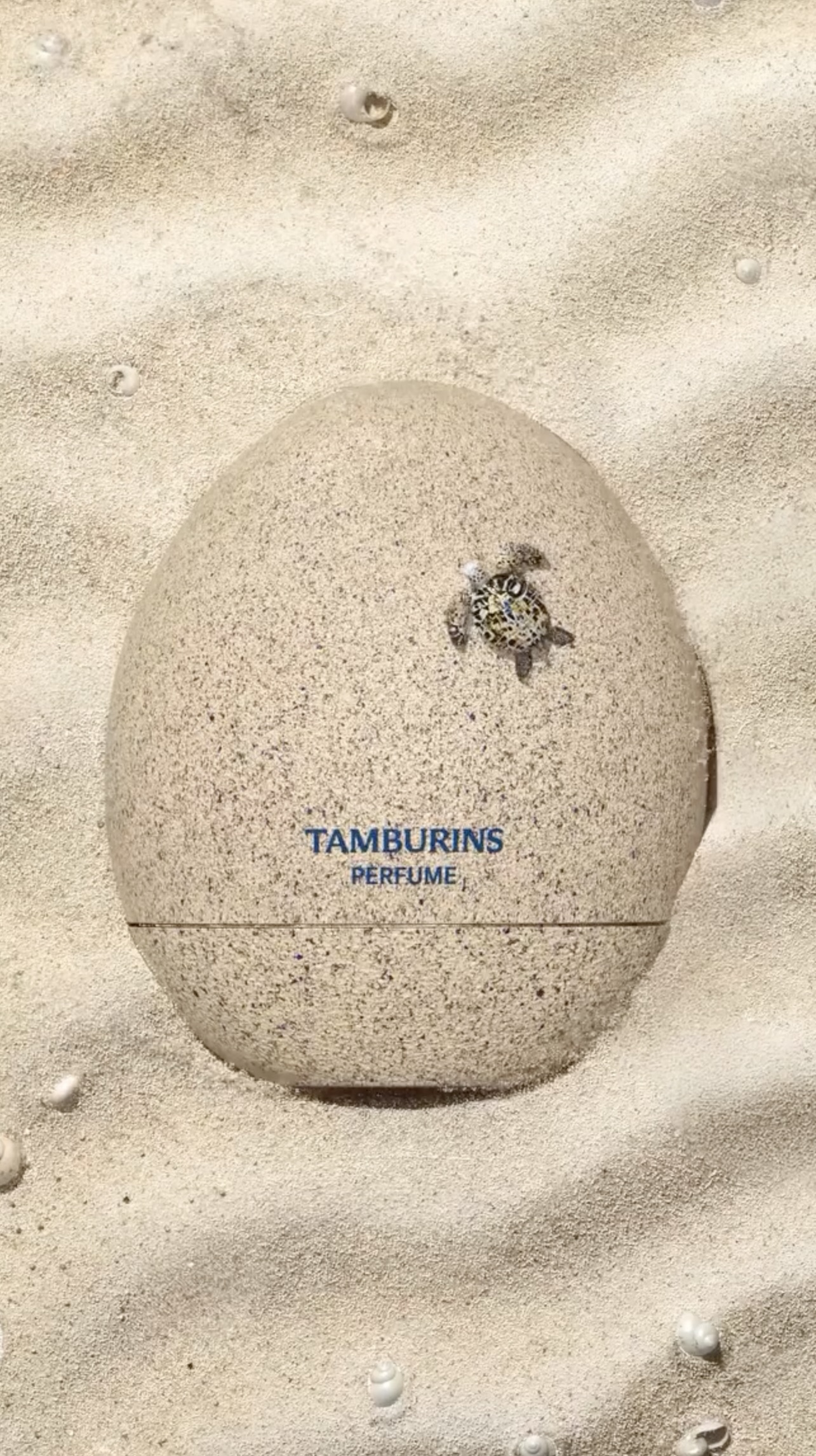 떳다 내 최애✨
탬버린즈 뉴 향수 컬렉션, 블루 히노키 🩵🥚🏖️🐢

탬버린즈가 2025년 6월 20일 새로운 향수 컬렉션 '블루 히노키' 출시를 예고했습니다.

히노키 향은 일본 삼나무인 히노키(측백나무)에서 추출한 향으로, 상쾌한 우디함에 은은한 시트러스와 약간의 스파이시함이 어우러진 것이 특징입니다. 숲속이나 온천을 떠올리게 하는 차분하고 청결한 느낌을 주며, 마음을 안정시키고 집중력을 높이는 데 도움이 됩니다.

히노키 앞에 붙은 ‘블루’는 청량감과 상쾌함을 더할 것으로 예상되며, 모래알을 그대로 표현한 패키지는 휴가지의 바다, 바람, 하늘을 연상시킵니다. 우디 향과 아쿠아 향을 좋아하는 분이라면 기대해볼 만하겠습니다. 이미지