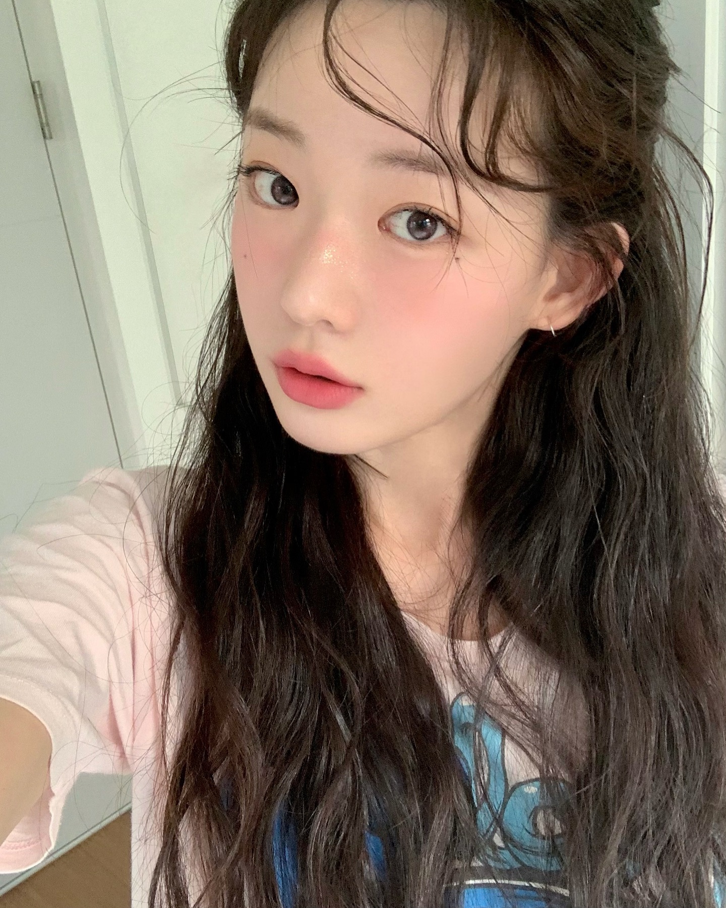 볼 대신 눈밑에?!☁️
애교살 아래에 부드럽게 내려앉는 생기 가득 언더 아이 블러셔

언더아이 블러셔는 볼이 아닌 눈 밑에 블러셔를 얹는 메이크업으로, 중안부를 짧아 보이게 하고 얼굴에 입체감을 더해주는 효과가 있습니다. 물광 피부 표현을 원한다면 크림이나 리퀴드 타입 제형을 추천드립니다.

애교살 바로 아래에서 시작해 광대 윗부분까지, 손가락이나 브러시를 이용해 경계 없이 부드럽게 퍼뜨려 자연스럽고 생기 있는 언더아이 블러셔를 완성해보세요✨ 이미지