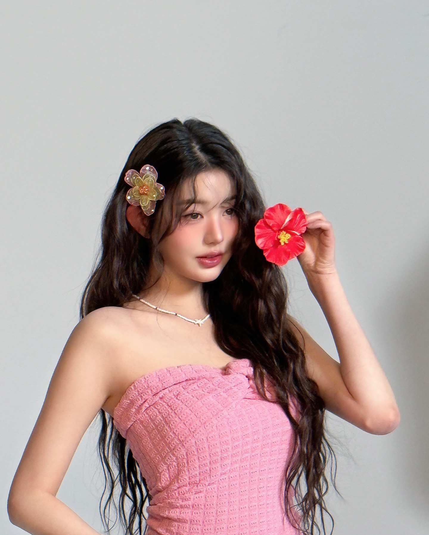 볼 대신 눈밑에?!☁️
애교살 아래에 부드럽게 내려앉는 생기 가득 언더 아이 블러셔

언더아이 블러셔는 볼이 아닌 눈 밑에 블러셔를 얹는 메이크업으로, 중안부를 짧아 보이게 하고 얼굴에 입체감을 더해주는 효과가 있습니다. 물광 피부 표현을 원한다면 크림이나 리퀴드 타입 제형을 추천드립니다.

애교살 바로 아래에서 시작해 광대 윗부분까지, 손가락이나 브러시를 이용해 경계 없이 부드럽게 퍼뜨려 자연스럽고 생기 있는 언더아이 블러셔를 완성해보세요✨ 이미지
