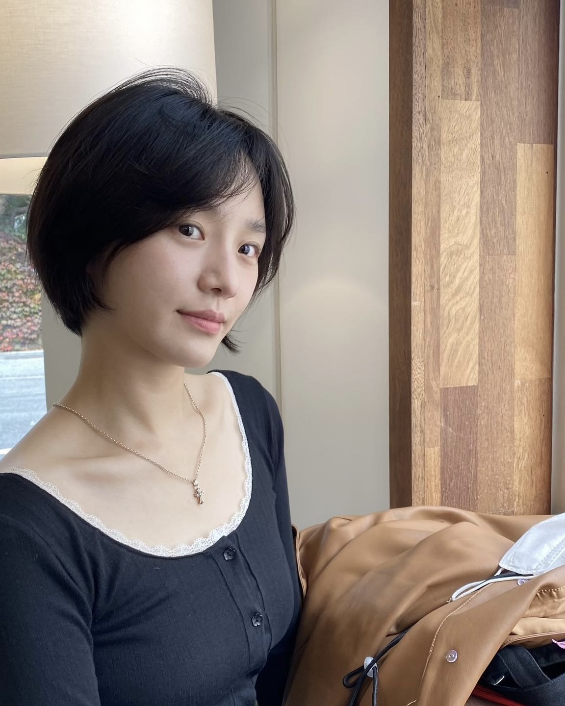 헤어 변신 고민 중이라면
올 여름은 과감하게 자를 때💇🏻‍♀️

짧은 머리 하나로 쿨하고 트렌디한 여름 헤어스타일을 완성하세요. 

1. 보브컷
보브컷은 목선 정도 닿는 길이로, 청순하면서도 세련된 이미지를 강조할 수 있습니다. 얼굴형에 따라 층을 조절할 수 있어 누구에나 잘어울리는 헤어스타일입니다. 갸름하고 긴 얼굴형에 잘 어울리며, 처음 짧은머리 도전하는 사람에게 추천합니다.

2. 허쉬컷
허쉬컷은 앞뒤 길이 차이가 뚜렷한 헤어스타일로 염색을 통해 더욱 매력적인 헤어를 연출할 수 있습니다. 둥근 얼굴형을 자연스럽게 커버해주고, 머리 손상이 심한 사람에게 추천합니다.

3.숏컷
숏컷은 귀라인이나 턱선 위까지 오는 짧은 헤어 스타일로 깔끔하면서 세련된 느낌을 줄 수 있습니다. 계란형, 각진 얼굴형, 긴 얼굴형에 잘어울리며, 강한 인상을 부드럽게 중화해주는 효과가 있습니다. 이미지