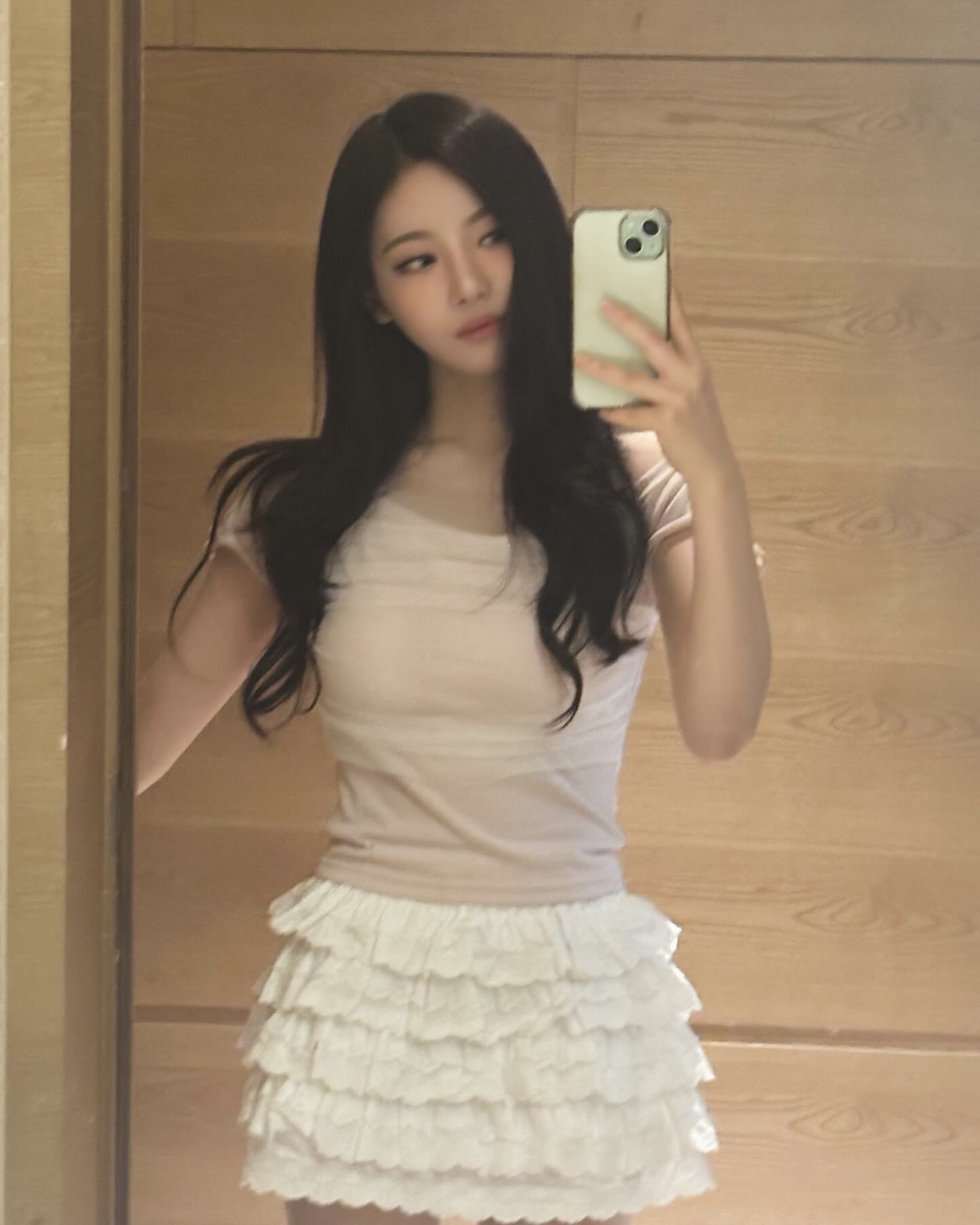 풍성하고, 로맨틱하게💕
요즘 셀럽들이 입는 프릴 스커트 룩은? 이미지