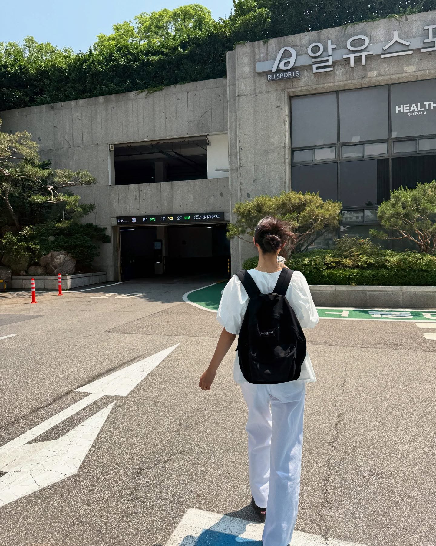 여름 필수템🤍반팔 블라우스
반팔 블라우스로 완성하는 4가지 무드별 코디✅

1. 화이트 반팔 블라우스 + 화이트 스커트
청순하고 밝은 무드를 연출할 수 있는 올화이트룩

2. 반팔 블라우스 + 일자핏 팬츠
깔끔한 데일리 오피스룩 또는 포멀한 무드에 제격

3. 반팔 블라우스 + 데님 팬츠
편안하면서도 스타일을 살려주는 데일리 꾸안꾸룩

4. 화이트 반팔 블라우스 + 화이트 데님 팬츠
올화이트의 깔끔함에 미니멀 무드를 더한 심플룩 이미지10