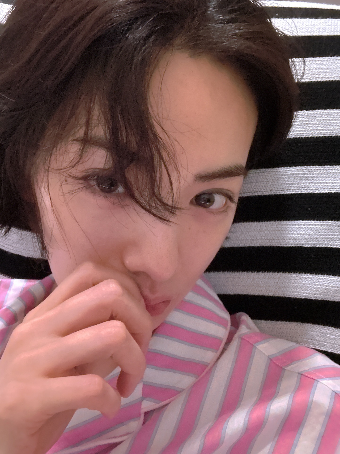 나나의 내추럴 홈웨어🛌
꾸미지 않아도 분위기 완성

자꾸만 눈이 가는 나나의 셀카 속 스트라이프 홈웨어, 어떤 제품일까요?💖

1. 스내피커들 핑크 플로리다 파자마 세트
2. 테토 스트라이프 블랙 수피마 바스 로브 이미지