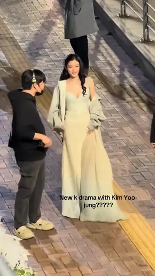 레전드 실물짤이라는🤍김유정
드레스 핏 무슨일이야..🤦🏻♀️ 이미지