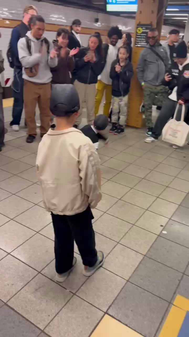 지하철역에서 펼쳐진 배틀🪩⁠ 이미지