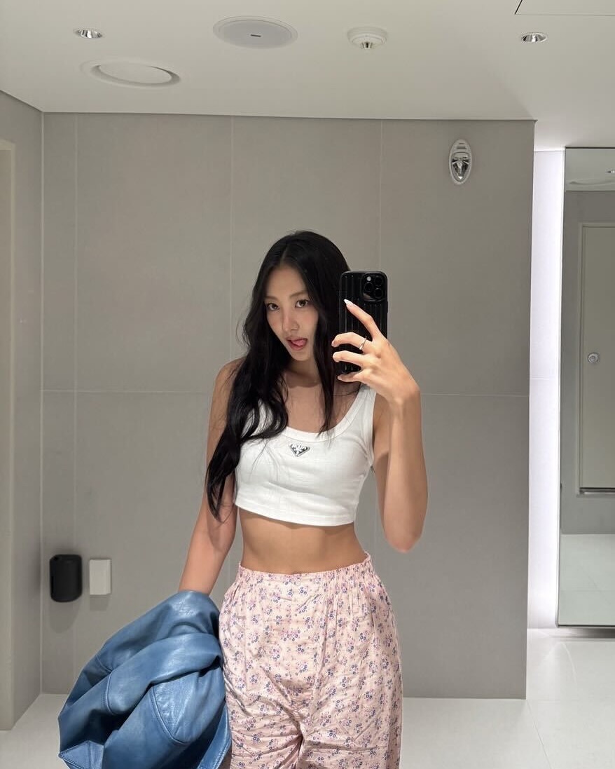 고얌미 가원 ฅ^•ᴥ•^ฅ
백화점에 등장한 미야오 가원의 프라다 룩 뭘까🤩
프라다 ‘데이즈 오브 서머’ 팝업스토어 포토콜에 나타난 사랑스러운 아기 고양이 가원이 선택한 프라다의 3가지 아이템과 미야오만의 키치한 무드가 어우러진 스타일링이 돋보입니다.
1. 프라다 마리너 스몰 리나일론 버킷 백, 300만 원
여름 나들이에 딱 어울리는 실용적인 디자인.
2. 프라다 저지 탑, 131만 원
유연한 소재와 크롭 실루엣이 주는 시원한 무드.
3. 프라다 플로럴 프린트 팬츠, 220만 원
싱그러운 플라워 패턴으로 포인트를 준 썸머 팬츠.
4. 미야오 젤리파우 앨범 키링
발랄한 무드를 완성하는 앙증맞은 포인트 아이템.
가원이 선택한 프라다 아이템, 이번 여름 잇템이 될것같은 느낌💛🤍🩷🤎 이미지6