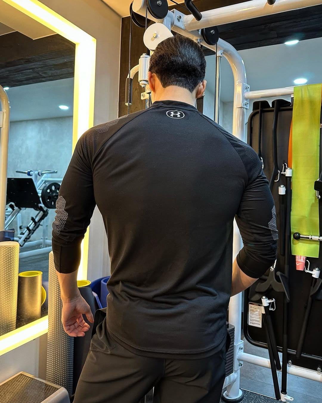 언더아머 입을 자격 충분한⁠
태평양 어깨와 등을 가진 배우 위하준🔥⁠
⁠
위하준처럼 넓고 탄탄한 어깨와 등을 만들기 위한 핵심 운동 10가지를 정리했습니다.⁠ 어깨를 위한 5가지 운동(1-5)과 등을 강화하는 5가지 운동(6-10)을 통해 상체 전체의 균형과 입체감을 키울 수 있습니다.⁠
⁠
1. 케이블 후면 삼각근 운동⁠
팔꿈치를 몸에 최대한 붙여 후면 삼각근을 집중적으로 자극합니다.⁠
⁠
2. 오버헤드 케이블 크로스오버
시선과 발의 위치를 조정하여 후면 어깨 근육을 효과적으로 수축시킵니다.⁠
⁠
3. ISO 레터럴 숄더 프레스
해머스트렝스 머신을 활용하여 전면과 측면 어깨 근육을 강화합니다.⁠
⁠
4. 덤벨 숄더 프레스⁠
가벼운 무게로 시작하여 점진적으로 무게를 증가시키며 어깨 근육을 발달시킵니다.⁠
⁠
5. 인클라인 벤트오버 레터럴 레이즈⁠
인클라인 벤치를 이용하여 후면 어깨 근육을 집중적으로 자극합니다.⁠
⁠
6. 언더그립 랫 풀다운⁠
광배근의 폭을 넓히는 데 효과적입니다.⁠
⁠
7. 덤벨 풀오버⁠
등 근육의 깊이를 강화하고, 가슴과 등의 연결 부위를 자극합니다.⁠
⁠
8. 시티드 케이블 로우⁠
등 전체를 고루 자극하여 균형 잡힌 등 근육을 형성합니다.⁠
⁠
9. 비하인드 넥 풀다운⁠
상부 등 근육을 집중적으로 발달시킵니다.⁠
⁠
10. 바벨 로우⁠
등 전체의 두께를 증가시키는 데 효과적입니다.⁠ 이미지6