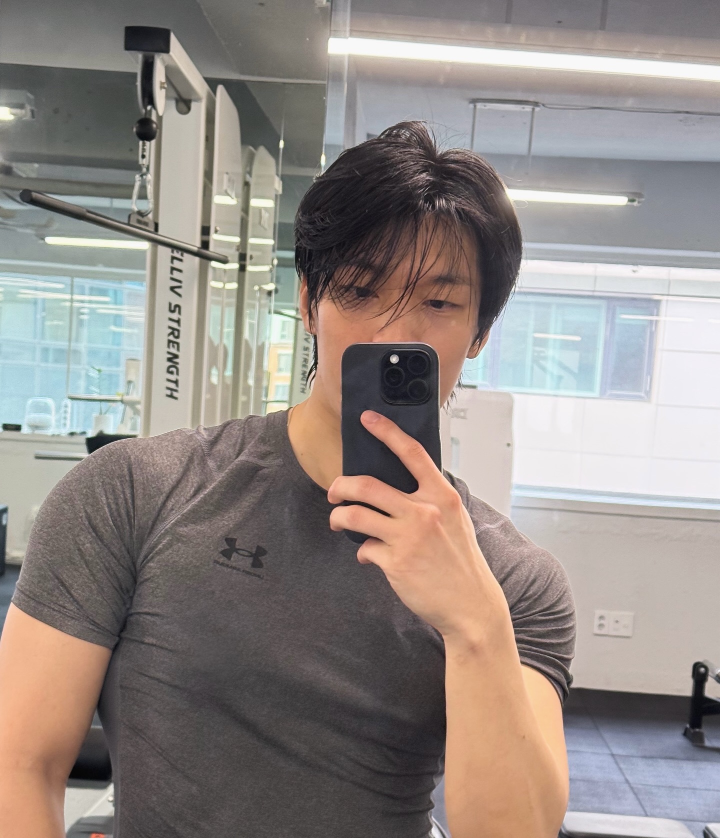 언더아머 입을 자격 충분한⁠
태평양 어깨와 등을 가진 배우 위하준🔥⁠
⁠
위하준처럼 넓고 탄탄한 어깨와 등을 만들기 위한 핵심 운동 10가지를 정리했습니다.⁠ 어깨를 위한 5가지 운동(1-5)과 등을 강화하는 5가지 운동(6-10)을 통해 상체 전체의 균형과 입체감을 키울 수 있습니다.⁠
⁠
1. 케이블 후면 삼각근 운동⁠
팔꿈치를 몸에 최대한 붙여 후면 삼각근을 집중적으로 자극합니다.⁠
⁠
2. 오버헤드 케이블 크로스오버
시선과 발의 위치를 조정하여 후면 어깨 근육을 효과적으로 수축시킵니다.⁠
⁠
3. ISO 레터럴 숄더 프레스
해머스트렝스 머신을 활용하여 전면과 측면 어깨 근육을 강화합니다.⁠
⁠
4. 덤벨 숄더 프레스⁠
가벼운 무게로 시작하여 점진적으로 무게를 증가시키며 어깨 근육을 발달시킵니다.⁠
⁠
5. 인클라인 벤트오버 레터럴 레이즈⁠
인클라인 벤치를 이용하여 후면 어깨 근육을 집중적으로 자극합니다.⁠
⁠
6. 언더그립 랫 풀다운⁠
광배근의 폭을 넓히는 데 효과적입니다.⁠
⁠
7. 덤벨 풀오버⁠
등 근육의 깊이를 강화하고, 가슴과 등의 연결 부위를 자극합니다.⁠
⁠
8. 시티드 케이블 로우⁠
등 전체를 고루 자극하여 균형 잡힌 등 근육을 형성합니다.⁠
⁠
9. 비하인드 넥 풀다운⁠
상부 등 근육을 집중적으로 발달시킵니다.⁠
⁠
10. 바벨 로우⁠
등 전체의 두께를 증가시키는 데 효과적입니다.⁠ 이미지