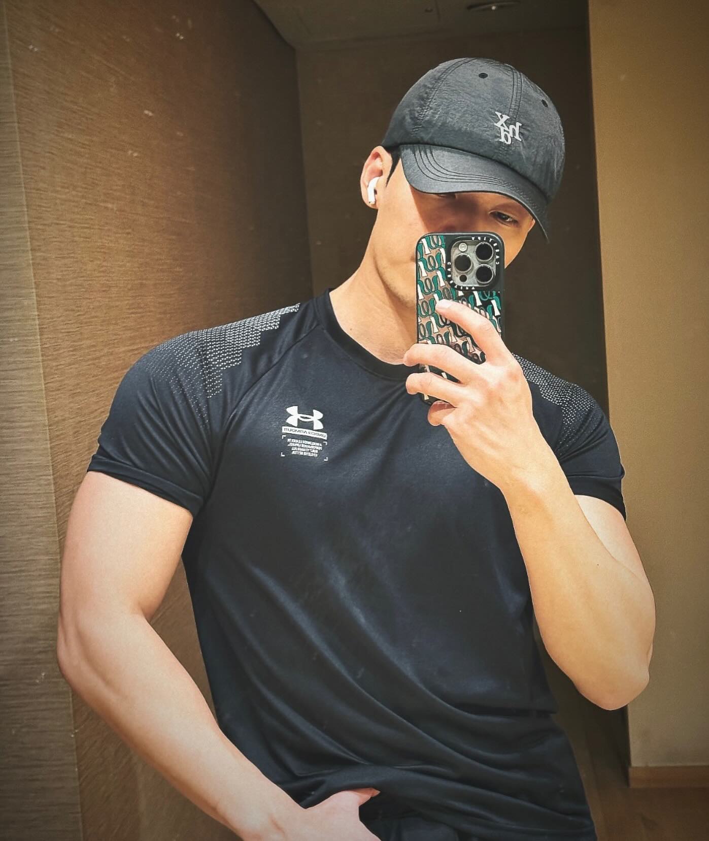 언더아머 입을 자격 충분한⁠
태평양 어깨와 등을 가진 배우 위하준🔥⁠
⁠
위하준처럼 넓고 탄탄한 어깨와 등을 만들기 위한 핵심 운동 10가지를 정리했습니다.⁠ 어깨를 위한 5가지 운동(1-5)과 등을 강화하는 5가지 운동(6-10)을 통해 상체 전체의 균형과 입체감을 키울 수 있습니다.⁠
⁠
1. 케이블 후면 삼각근 운동⁠
팔꿈치를 몸에 최대한 붙여 후면 삼각근을 집중적으로 자극합니다.⁠
⁠
2. 오버헤드 케이블 크로스오버
시선과 발의 위치를 조정하여 후면 어깨 근육을 효과적으로 수축시킵니다.⁠
⁠
3. ISO 레터럴 숄더 프레스
해머스트렝스 머신을 활용하여 전면과 측면 어깨 근육을 강화합니다.⁠
⁠
4. 덤벨 숄더 프레스⁠
가벼운 무게로 시작하여 점진적으로 무게를 증가시키며 어깨 근육을 발달시킵니다.⁠
⁠
5. 인클라인 벤트오버 레터럴 레이즈⁠
인클라인 벤치를 이용하여 후면 어깨 근육을 집중적으로 자극합니다.⁠
⁠
6. 언더그립 랫 풀다운⁠
광배근의 폭을 넓히는 데 효과적입니다.⁠
⁠
7. 덤벨 풀오버⁠
등 근육의 깊이를 강화하고, 가슴과 등의 연결 부위를 자극합니다.⁠
⁠
8. 시티드 케이블 로우⁠
등 전체를 고루 자극하여 균형 잡힌 등 근육을 형성합니다.⁠
⁠
9. 비하인드 넥 풀다운⁠
상부 등 근육을 집중적으로 발달시킵니다.⁠
⁠
10. 바벨 로우⁠
등 전체의 두께를 증가시키는 데 효과적입니다.⁠ 이미지5