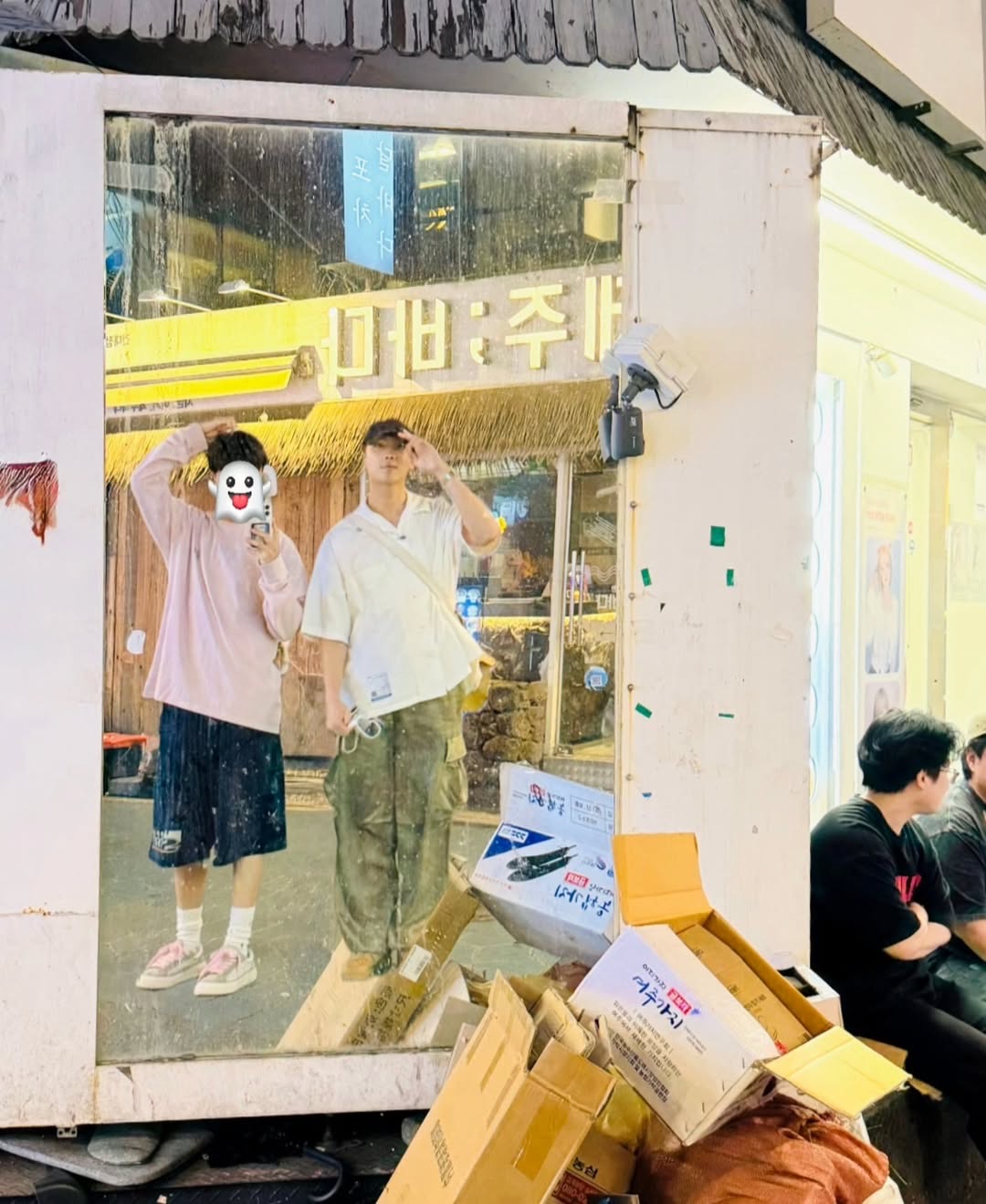  RM 6월 스타일 체크하기
“톤을 덜어낸 여름, 남준의 실용미학”✨

1. 오버셔츠의 여유, 여름 도심 산책룩
연청 워싱 셔츠, 베이지 쇼츠, 버클 샌들, 블랙 안경

2. 캐주얼 미러샷: 데일리 믹스의 정석
화이트 반팔 셔츠, 크로스백, 카키 카고 팬츠, 브라운 스니커즈

3. 한여름 워크웨어: 팔과 어깨를 드러낸 포인트
민소매 회색 탑, 카키 카고 팬츠, 화이트 스니커즈, 선글라스, 모자

4. 톤온톤 정석: 도시적 그레이의 세련미
차콜 셔츠, 그레이 티셔츠, 블랙 데님 팬츠, 첼시 부츠

5. 자전거 위의 빈티지 그린
빈티지 그래픽 그린 티셔츠, 그레이 팬츠, 브라운 슈즈 이미지3