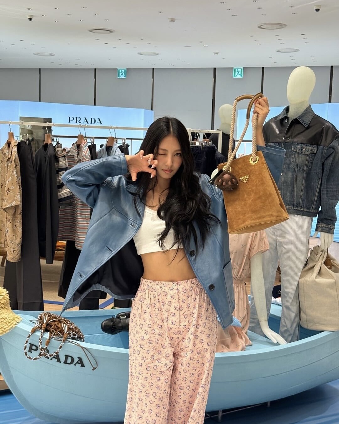 고얌미 가원 ฅ^•ᴥ•^ฅ 백화점에 등장한 미야오 가원의 프라다 룩 뭘까🤩  프라다 ‘데이즈 오브 서머’ 팝업스토어 포토콜에 나타난 사랑스러운 아기 고양이 가원이 선택한 프라다의 3가지 아이템과 미야오만의 키치한 무드가 어우러진 스타일링이 돋보입니다.   1. 프라다 마리너 스몰 리나일론 버킷 백, 300만 원 여름 나들이에 딱 어울리는 실용적인 디자인.  2. 프라다 저지 탑, 131만 원 유연한 소재와 크롭 실루엣이 주는 시원한 무드.  3. 프라다 플로럴 프린트 팬츠, 220만 원 싱그러운 플라워 패턴으로 포인트를 준 썸머 팬츠.  4. 미야오 젤리파우 앨범 키링 발랄한 무드를 완성하는 앙증맞은 포인트 아이템.  가원이 선택한 프라다 아이템, 이번 여름 잇템이 될것같은 느낌💛🤍🩷🤎 이미지