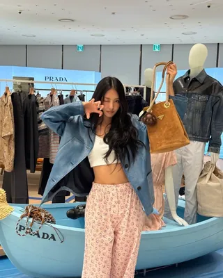 고얌미 가원 ฅ^•ᴥ•^ฅ
백화점에 등장한 미야오 가원의 프라다 룩 뭘까🤩
프라다 ‘데이즈 오브 서머’ 팝업스토어 포토콜에 나타난 사랑스러운 아기 고양이 가원이 선택한 프라다의 3가지 아이템과 미야오만의 키치한 무드가 어우러진 스타일링이 돋보입니다.
1. 프라다 마리너 스몰 리나일론 버킷 백, 300만 원
여름 나들이에 딱 어울리는 실용적인 디자인.
2. 프라다 저지 탑, 131만 원
유연한 소재와 크롭 실루엣이 주는 시원한 무드.
3. 프라다 플로럴 프린트 팬츠, 220만 원
싱그러운 플라워 패턴으로 포인트를 준 썸머 팬츠.
4. 미야오 젤리파우 앨범 키링
발랄한 무드를 완성하는 앙증맞은 포인트 아이템.
가원이 선택한 프라다 아이템, 이번 여름 잇템이 될것같은 느낌💛🤍🩷🤎 이미지