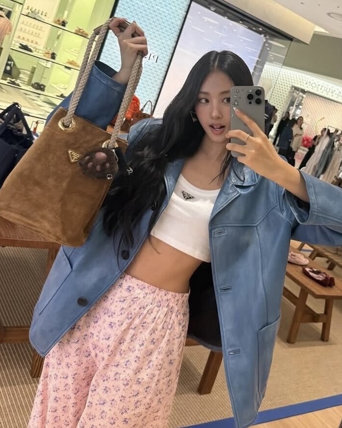 고얌미 가원 ฅ^•ᴥ•^ฅ
백화점에 등장한 미야오 가원의 프라다 룩 뭘까🤩
프라다 ‘데이즈 오브 서머’ 팝업스토어 포토콜에 나타난 사랑스러운 아기 고양이 가원이 선택한 프라다의 3가지 아이템과 미야오만의 키치한 무드가 어우러진 스타일링이 돋보입니다.
1. 프라다 마리너 스몰 리나일론 버킷 백, 300만 원
여름 나들이에 딱 어울리는 실용적인 디자인.
2. 프라다 저지 탑, 131만 원
유연한 소재와 크롭 실루엣이 주는 시원한 무드.
3. 프라다 플로럴 프린트 팬츠, 220만 원
싱그러운 플라워 패턴으로 포인트를 준 썸머 팬츠.
4. 미야오 젤리파우 앨범 키링
발랄한 무드를 완성하는 앙증맞은 포인트 아이템.
가원이 선택한 프라다 아이템, 이번 여름 잇템이 될것같은 느낌💛🤍🩷🤎 이미지4