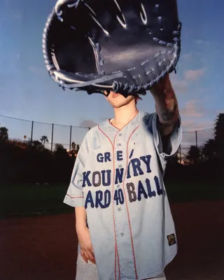 40년의 우정,
한 벌의 셔츠로 완성되다⚾️
로스앤젤레스의 대표 리테일러 에이치.로렌조(H.Lorenzo)가 창립 40주년을 맞아, 오랜 파트너인 일본 브랜드 캐피탈(Kapital)과 손잡고 한정판 야구 티셔츠를 선보였습니다. 클래식한 야구 셔츠 디자인에 Kapital Kountry와 H.Lorenzo 로고 자수, 상징적인 숫자 ‘40’이 더해졌습니다.
40년간 함께 걸어온 두 브랜드의 깊은 유대와 철학을 담은 이 제품은, 에이치.로렌조의 온라인 스토어와 LA 플래그십 매장에서 한정 수량으로 만나볼 수 있습니다. 이미지