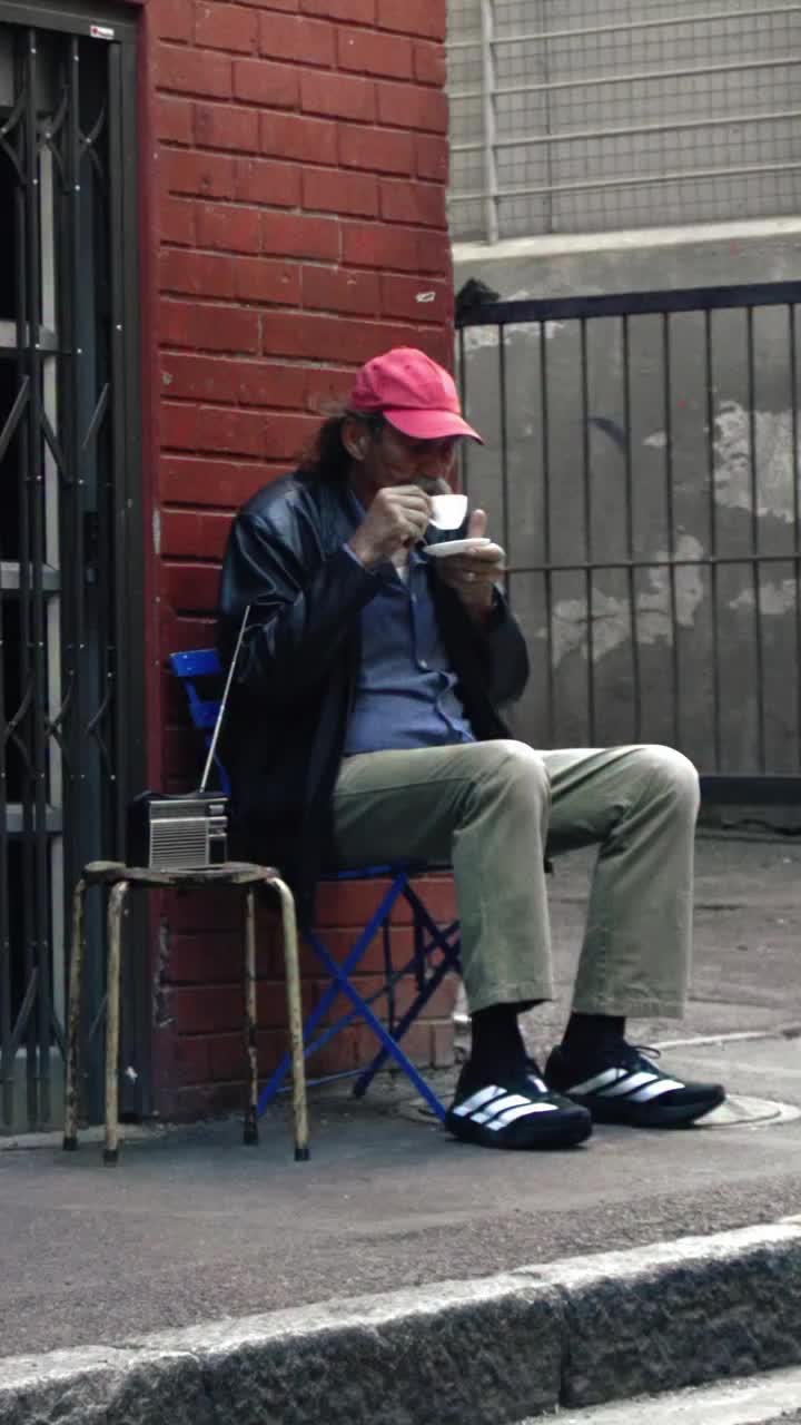 러닝 안해도 사고싶게 만드네..👨🏻‍💼🐟​
아디다스 아디제로 EVO SL, 러닝화로 일상 덮는 법☕️​
​
아디제로 EVO SL은 러닝화를 넘어 일상의 다양한 움직임 속에 스며듭니다. 광고는 출근길, 사무실, 주말 외출 등 러닝 외의 순간들을 비추며 이 한 켤레가 어떤 라이프에도 자연스럽게 어울린다는 메시지를 전합니다. 탄소 플레이트 없이도 가볍고 반응 좋은 착화감을 주며, 빠르게 움직이는 요즘의 감각과 잘 맞아 떨어집니다.​
​
뛰지 않아도 충분합니다. 러닝에 국한되지 않는 러닝화, EVO SL의 방향은 분명합니다.​ 이미지