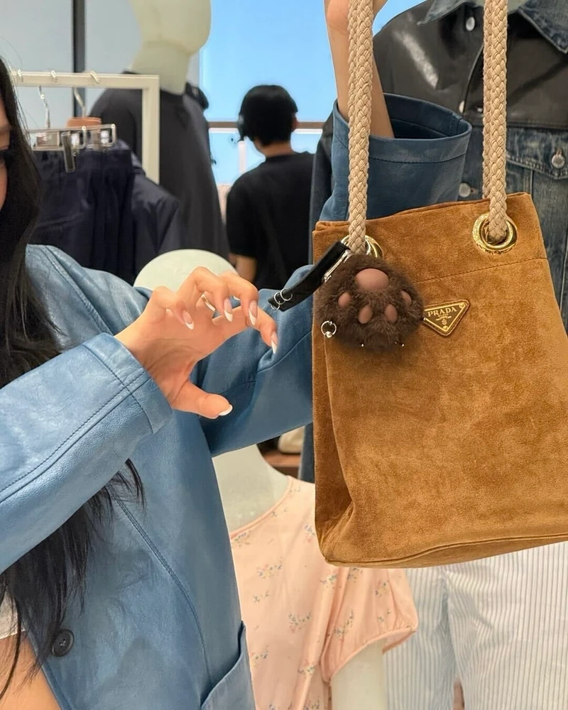고얌미 가원 ฅ^•ᴥ•^ฅ
백화점에 등장한 미야오 가원의 프라다 룩 뭘까🤩
프라다 ‘데이즈 오브 서머’ 팝업스토어 포토콜에 나타난 사랑스러운 아기 고양이 가원이 선택한 프라다의 3가지 아이템과 미야오만의 키치한 무드가 어우러진 스타일링이 돋보입니다.
1. 프라다 마리너 스몰 리나일론 버킷 백, 300만 원
여름 나들이에 딱 어울리는 실용적인 디자인.
2. 프라다 저지 탑, 131만 원
유연한 소재와 크롭 실루엣이 주는 시원한 무드.
3. 프라다 플로럴 프린트 팬츠, 220만 원
싱그러운 플라워 패턴으로 포인트를 준 썸머 팬츠.
4. 미야오 젤리파우 앨범 키링
발랄한 무드를 완성하는 앙증맞은 포인트 아이템.
가원이 선택한 프라다 아이템, 이번 여름 잇템이 될것같은 느낌💛🤍🩷🤎 이미지8