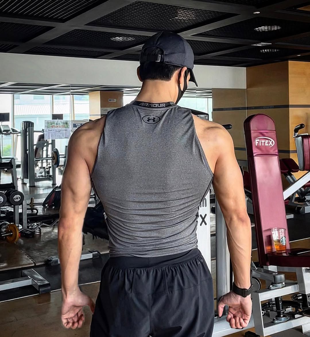 언더아머 입을 자격 충분한⁠
태평양 어깨와 등을 가진 배우 위하준🔥⁠
⁠
위하준처럼 넓고 탄탄한 어깨와 등을 만들기 위한 핵심 운동 10가지를 정리했습니다.⁠ 어깨를 위한 5가지 운동(1-5)과 등을 강화하는 5가지 운동(6-10)을 통해 상체 전체의 균형과 입체감을 키울 수 있습니다.⁠
⁠
1. 케이블 후면 삼각근 운동⁠
팔꿈치를 몸에 최대한 붙여 후면 삼각근을 집중적으로 자극합니다.⁠
⁠
2. 오버헤드 케이블 크로스오버
시선과 발의 위치를 조정하여 후면 어깨 근육을 효과적으로 수축시킵니다.⁠
⁠
3. ISO 레터럴 숄더 프레스
해머스트렝스 머신을 활용하여 전면과 측면 어깨 근육을 강화합니다.⁠
⁠
4. 덤벨 숄더 프레스⁠
가벼운 무게로 시작하여 점진적으로 무게를 증가시키며 어깨 근육을 발달시킵니다.⁠
⁠
5. 인클라인 벤트오버 레터럴 레이즈⁠
인클라인 벤치를 이용하여 후면 어깨 근육을 집중적으로 자극합니다.⁠
⁠
6. 언더그립 랫 풀다운⁠
광배근의 폭을 넓히는 데 효과적입니다.⁠
⁠
7. 덤벨 풀오버⁠
등 근육의 깊이를 강화하고, 가슴과 등의 연결 부위를 자극합니다.⁠
⁠
8. 시티드 케이블 로우⁠
등 전체를 고루 자극하여 균형 잡힌 등 근육을 형성합니다.⁠
⁠
9. 비하인드 넥 풀다운⁠
상부 등 근육을 집중적으로 발달시킵니다.⁠
⁠
10. 바벨 로우⁠
등 전체의 두께를 증가시키는 데 효과적입니다.⁠ 이미지2