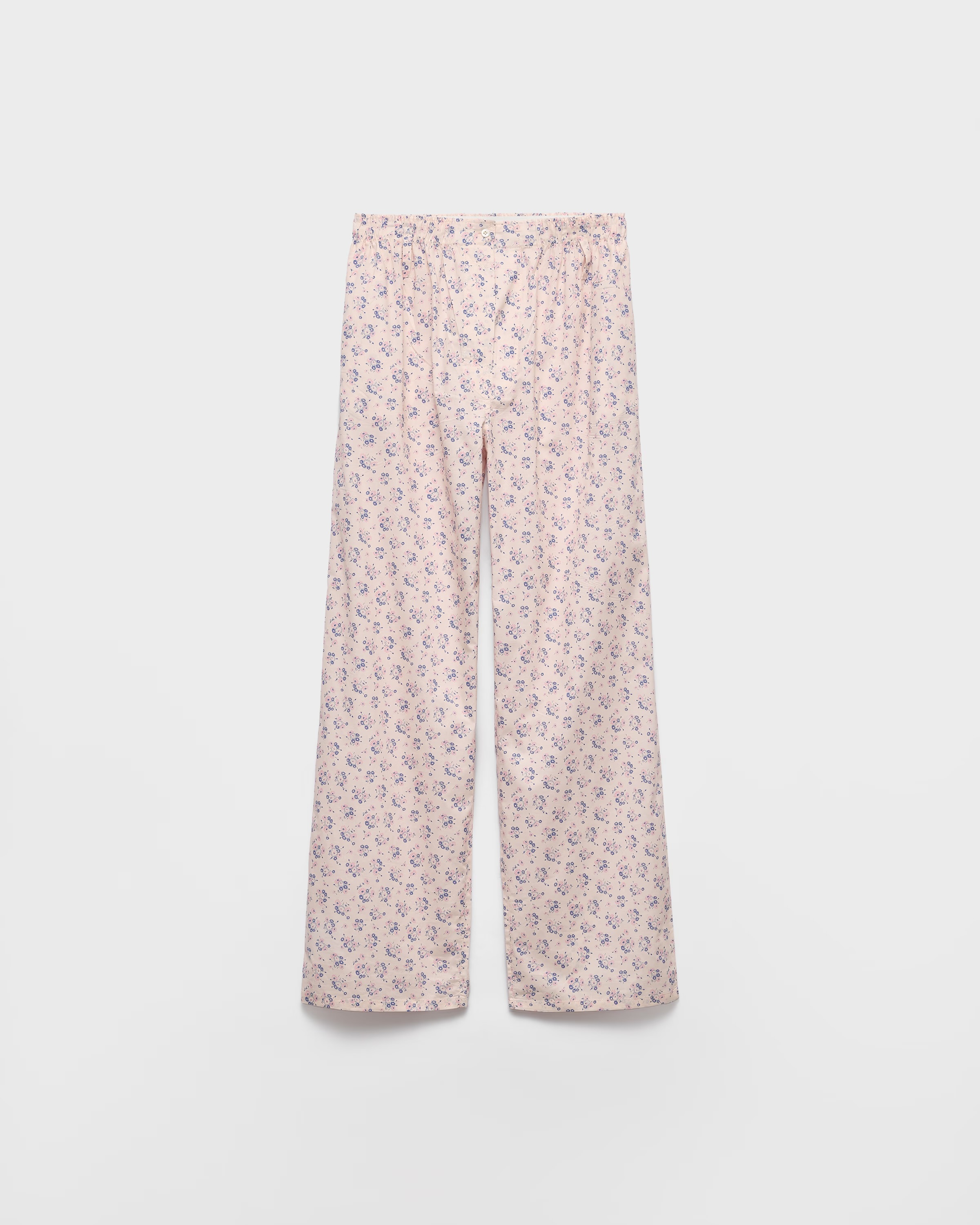 고얌미 가원 ฅ^•ᴥ•^ฅ
백화점에 등장한 미야오 가원의 프라다 룩 뭘까🤩
프라다 ‘데이즈 오브 서머’ 팝업스토어 포토콜에 나타난 사랑스러운 아기 고양이 가원이 선택한 프라다의 3가지 아이템과 미야오만의 키치한 무드가 어우러진 스타일링이 돋보입니다.
1. 프라다 마리너 스몰 리나일론 버킷 백, 300만 원
여름 나들이에 딱 어울리는 실용적인 디자인.
2. 프라다 저지 탑, 131만 원
유연한 소재와 크롭 실루엣이 주는 시원한 무드.
3. 프라다 플로럴 프린트 팬츠, 220만 원
싱그러운 플라워 패턴으로 포인트를 준 썸머 팬츠.
4. 미야오 젤리파우 앨범 키링
발랄한 무드를 완성하는 앙증맞은 포인트 아이템.
가원이 선택한 프라다 아이템, 이번 여름 잇템이 될것같은 느낌💛🤍🩷🤎 이미지7