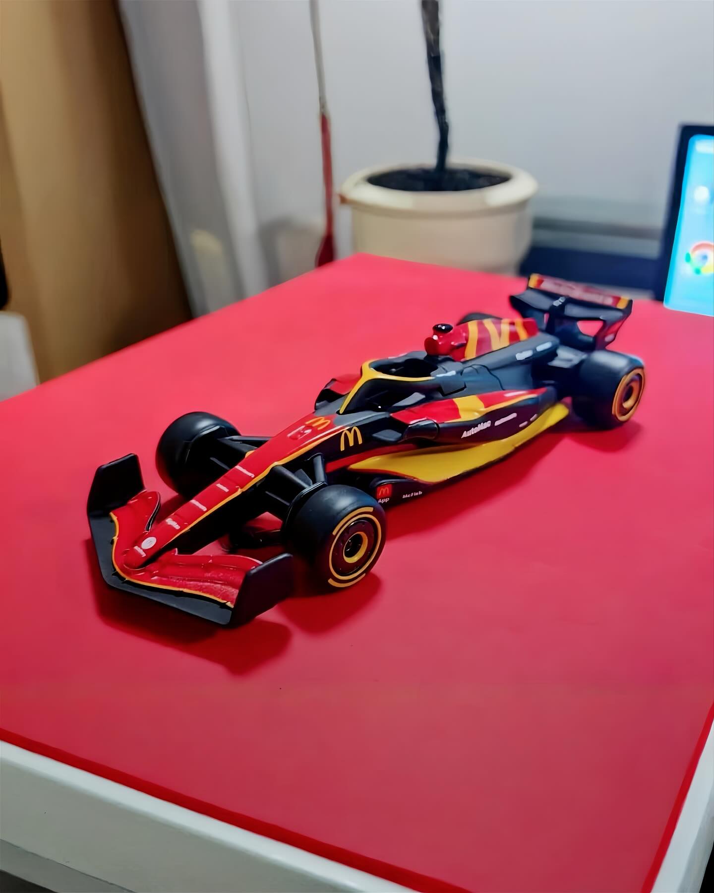해피밀로 만나는 F1 질주?!🍟🏎️
6월 개봉에 맞춰 일부 국가 한정 출시, 진짜처럼 생긴 장난감🔥

맥도날드가 영화 ‘F1: 라 페리쿨라(F1: La Película)’와 손잡고 APXGP 팀의 미니 F1 레이싱카 장난감을 해피밀에 담아 멕시코와 브라질에서 곧 선보일 예정입니다. 브랜드 마킹과 맥도날드 각인, 실제 같은 디테일까지 갖춰 단순한 장난감을 넘어 수집 아이템으로 주목받고 있습니다.

아직 한국 출시는 미정이지만, 영화 개봉에 맞춰 국내 도입도 기대를 모으고 있습니다. 이미지2