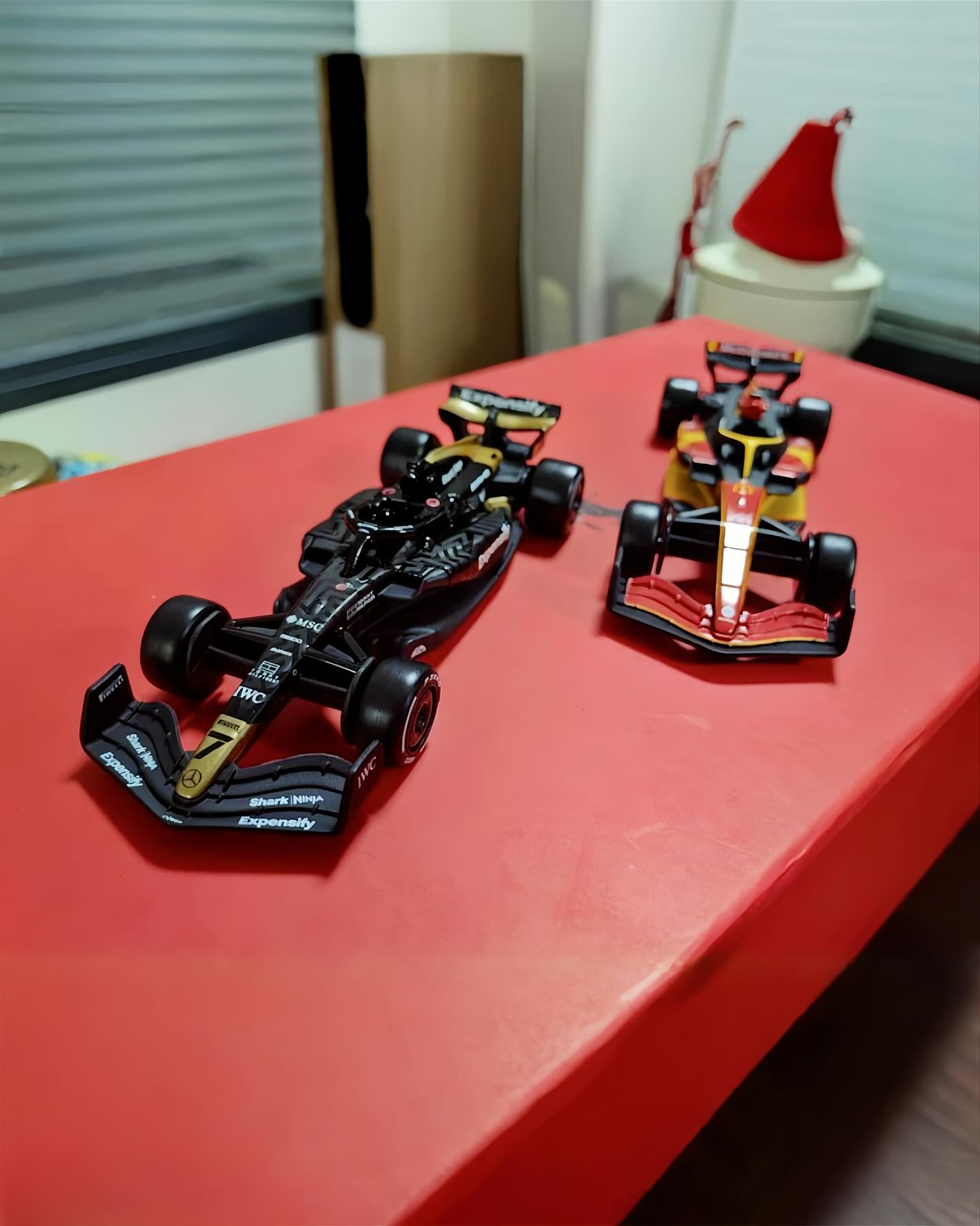 해피밀로 만나는 F1 질주?!🍟🏎️
6월 개봉에 맞춰 일부 국가 한정 출시, 진짜처럼 생긴 장난감🔥

맥도날드가 영화 ‘F1: 라 페리쿨라(F1: La Película)’와 손잡고 APXGP 팀의 미니 F1 레이싱카 장난감을 해피밀에 담아 멕시코와 브라질에서 곧 선보일 예정입니다. 브랜드 마킹과 맥도날드 각인, 실제 같은 디테일까지 갖춰 단순한 장난감을 넘어 수집 아이템으로 주목받고 있습니다.

아직 한국 출시는 미정이지만, 영화 개봉에 맞춰 국내 도입도 기대를 모으고 있습니다. 이미지3