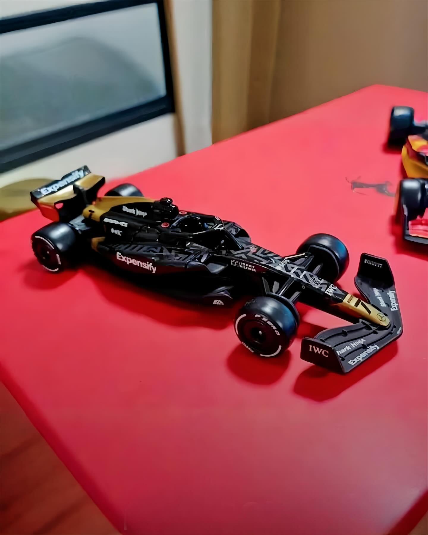 해피밀로 만나는 F1 질주?!🍟🏎️
6월 개봉에 맞춰 일부 국가 한정 출시, 진짜처럼 생긴 장난감🔥

맥도날드가 영화 ‘F1: 라 페리쿨라(F1: La Película)’와 손잡고 APXGP 팀의 미니 F1 레이싱카 장난감을 해피밀에 담아 멕시코와 브라질에서 곧 선보일 예정입니다. 브랜드 마킹과 맥도날드 각인, 실제 같은 디테일까지 갖춰 단순한 장난감을 넘어 수집 아이템으로 주목받고 있습니다.

아직 한국 출시는 미정이지만, 영화 개봉에 맞춰 국내 도입도 기대를 모으고 있습니다. 이미지4