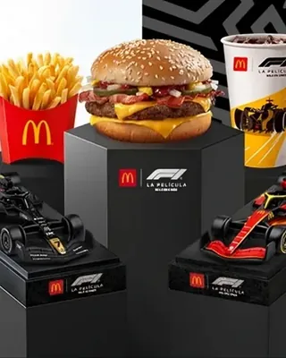 해피밀로 만나는 F1 질주?!🍟🏎️
6월 개봉에 맞춰 일부 국가 한정 출시, 진짜처럼 생긴 장난감🔥
맥도날드가 영화 ‘F1: 라 페리쿨라(F1: La Película)’와 손잡고 APXGP 팀의 미니 F1 레이싱카 장난감을 해피밀에 담아 멕시코와 브라질에서 곧 선보일 예정입니다. 브랜드 마킹과 맥도날드 각인, 실제 같은 디테일까지 갖춰 단순한 장난감을 넘어 수집 아이템으로 주목받고 있습니다.
아직 한국 출시는 미정이지만, 영화 개봉에 맞춰 국내 도입도 기대를 모으고 있습니다. 이미지