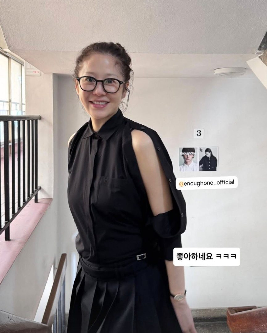 블랙&화이트로 완성🤍고현정룩

평소 세련된 감각으로 시크하고 깔끔한 미니멀룩을 즐기는 고현정. 최근에는 블랙과 화이트의 무채색 스타일링으로 특유의 우아하고 차분한 분위기를 더욱 돋보이게 했습니다.

심플한 아이템으로 구성된 데일리룩이지만, 실루엣과 소재에서 드러나는 섬세함이 고현정만의 감각을 완성했는데요.

그녀처럼 모던한 무드로 일상에 은은한 포인트를 더해보세요.✨ 이미지9