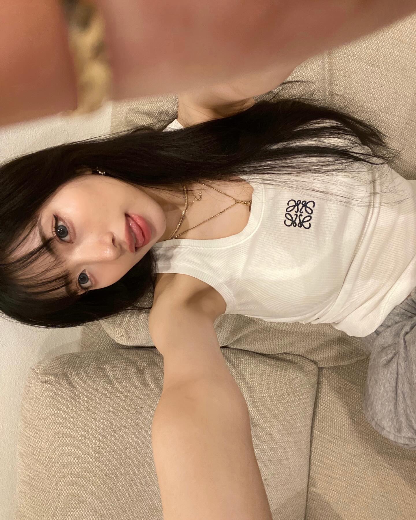 우와처럼 입어봐🤍
2004년생 댄서 우와, 춤선도 옷선도 완벽한 느좋녀

일본 스트릿 댄스 신에서 주목받고 있는 우와는 월드 오브 스우파에 등장한 오사카 오죠죠갱의 2004년생 멤버입니다. 무대 위 실력만큼이나 스타일링도 눈길을 끄는 우와죠

나시 하나만 입어도, 액세서리로 분위기를 완성하는 법을 잘 아는 느좋녀💛 이번 여름, 시원하고 쿨하게 입고 싶다면 우와의 여름 스타일링을 참고해보세요. 이미지3
