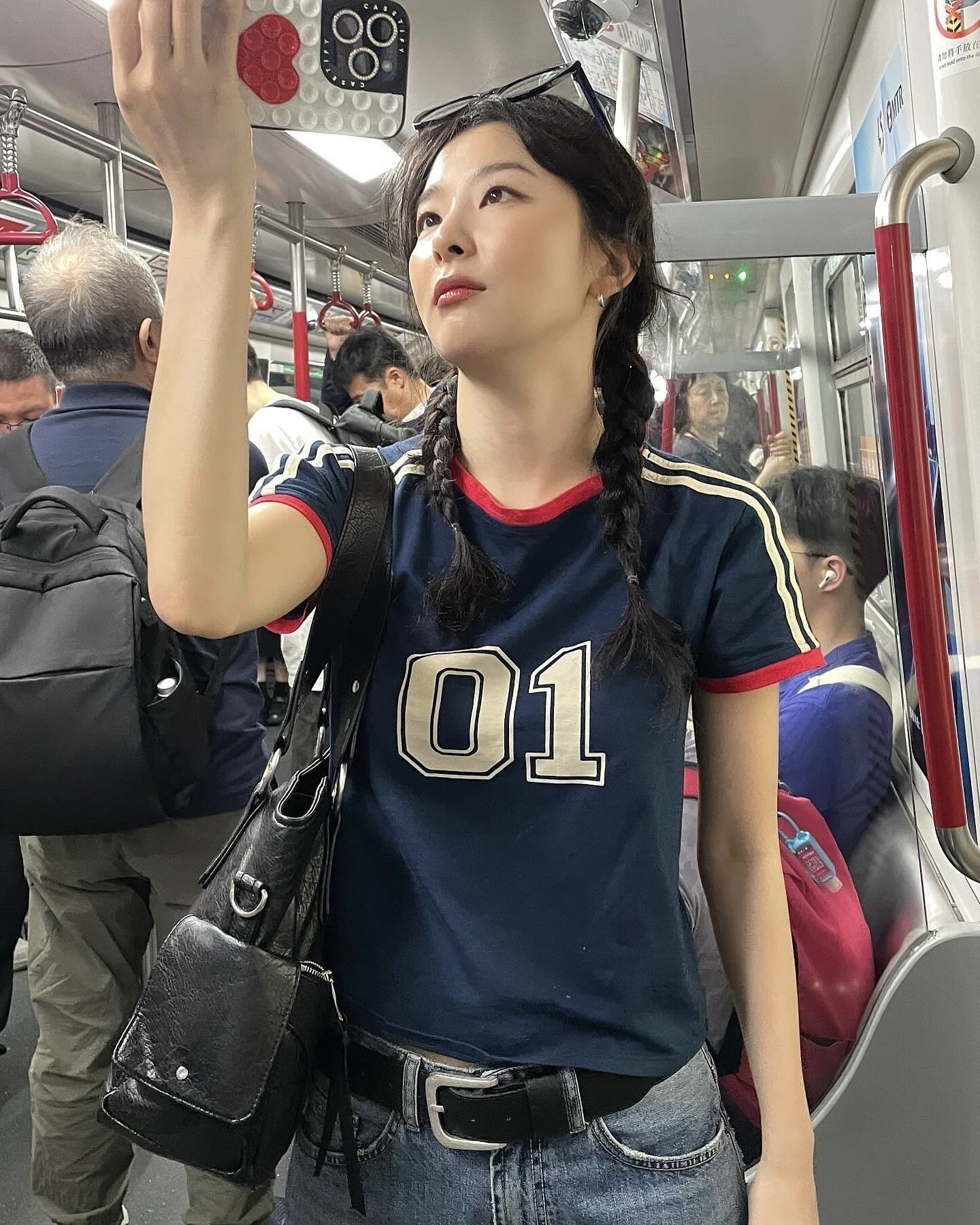 슬기 룩 보다가 멈췄다...🫢 저 가방 뭐야?  슬기의 데일리 백으로 주목받는 가방입니다.  슬기의 데일리 룩에 자주 눈에 띄는 아이템이 있습니다. 바로 슬기가 선택한 '이우가마카라스' 가방입니다. 유니크한 쉐입이 돋보이고, 실용적인 동시에 세련미를 더해주는 아이템입니다.  슬기는 유니크한 룩에 매치해 특유의 믹스매치 감각을 드러냈습니다. 단정한 룩에 매치하면 포인트가 되고, 컬러풀한 스타일에는 밸런스를 잡아주는 역할을 합니다. 숄더, 크로스로 연출이 가능해 스타일에 따라 활용할 수 있습니다.  이 가방은 미니멀하면서도 과하지 않은 포인트 아이템에 합리적인 가격으로 데일리 백을 찾는 이들에게 추천하는 아이템입니다.  이미지