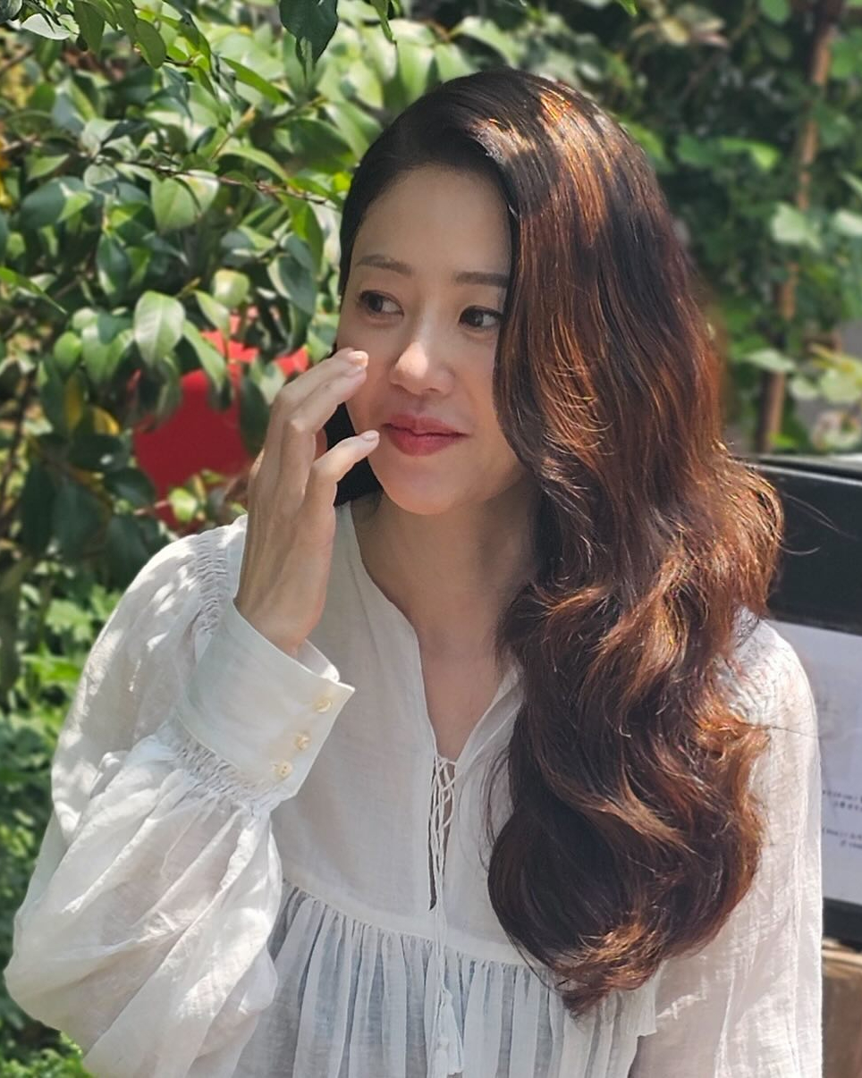 블랙&화이트로 완성🤍고현정룩

평소 세련된 감각으로 시크하고 깔끔한 미니멀룩을 즐기는 고현정. 최근에는 블랙과 화이트의 무채색 스타일링으로 특유의 우아하고 차분한 분위기를 더욱 돋보이게 했습니다.

심플한 아이템으로 구성된 데일리룩이지만, 실루엣과 소재에서 드러나는 섬세함이 고현정만의 감각을 완성했는데요.

그녀처럼 모던한 무드로 일상에 은은한 포인트를 더해보세요.✨ 이미지5
