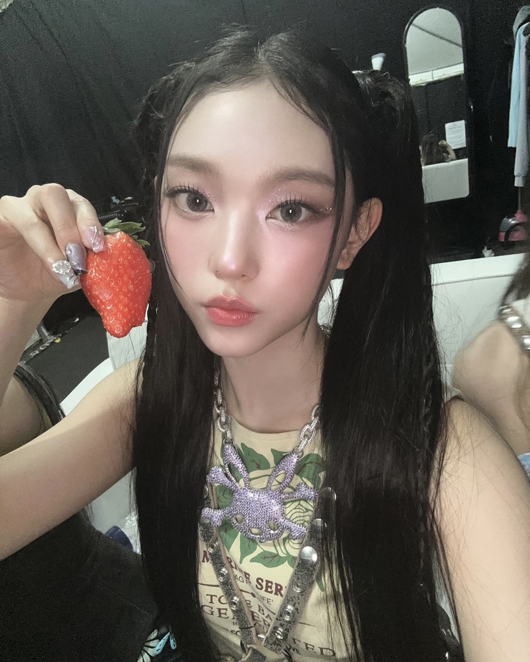 어떻게 사람이 페르시안 고양이❓

고양이상이 큰 인기를 끌면서, 고양이상 셀럽들에 대한 관심도 높아지고 있는데요. 그중에서도 특히 팬층이 두터운 타입은 바로 '부잣집 고양이상'

고급스러운 이목구비와 우아한 눈매로, 마치 잘 키운 페르시안 고양이를 떠올리게 해 많은 사랑을 받고 있어요.

과연 부잣집 고양이상을 대표하는 셀럽들은 누구일지, 그리고 그중 누가 가장 높은 싱크로율을 자랑할지 함께 살펴볼까요?✨

1. 닝닝
2. 제니
3. 해린
4. 최희진
5. 아이사 이미지6