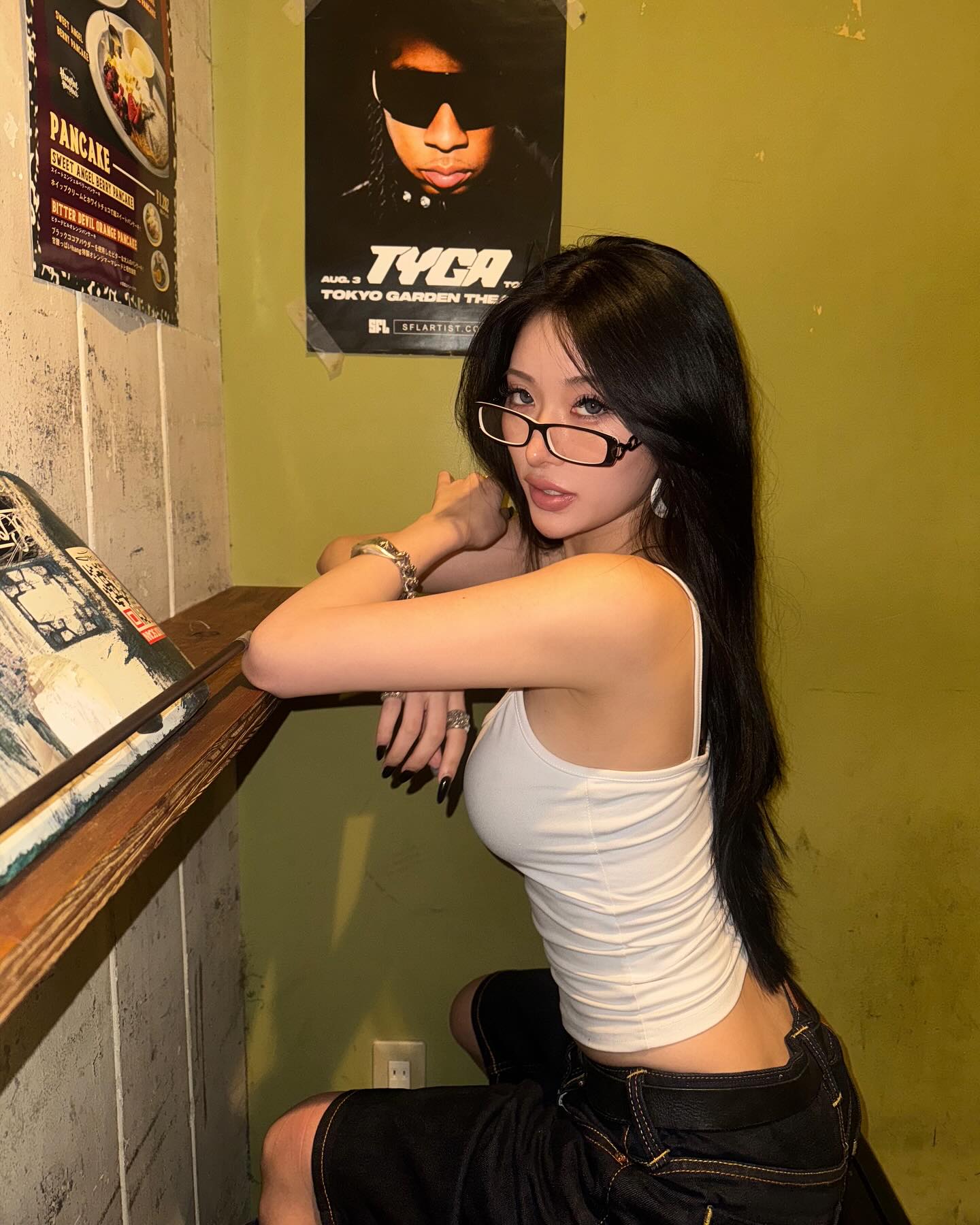 우와처럼 입어봐🤍
2004년생 댄서 우와, 춤선도 옷선도 완벽한 느좋녀

일본 스트릿 댄스 신에서 주목받고 있는 우와는 월드 오브 스우파에 등장한 오사카 오죠죠갱의 2004년생 멤버입니다. 무대 위 실력만큼이나 스타일링도 눈길을 끄는 우와죠

나시 하나만 입어도, 액세서리로 분위기를 완성하는 법을 잘 아는 느좋녀💛 이번 여름, 시원하고 쿨하게 입고 싶다면 우와의 여름 스타일링을 참고해보세요. 이미지4