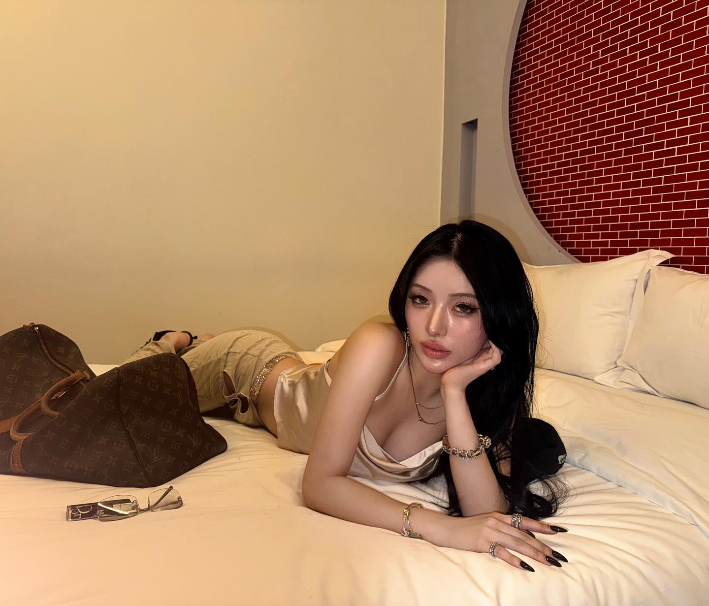 우와처럼 입어봐🤍
2004년생 댄서 우와, 춤선도 옷선도 완벽한 느좋녀

일본 스트릿 댄스 신에서 주목받고 있는 우와는 월드 오브 스우파에 등장한 오사카 오죠죠갱의 2004년생 멤버입니다. 무대 위 실력만큼이나 스타일링도 눈길을 끄는 우와죠

나시 하나만 입어도, 액세서리로 분위기를 완성하는 법을 잘 아는 느좋녀💛 이번 여름, 시원하고 쿨하게 입고 싶다면 우와의 여름 스타일링을 참고해보세요. 이미지6