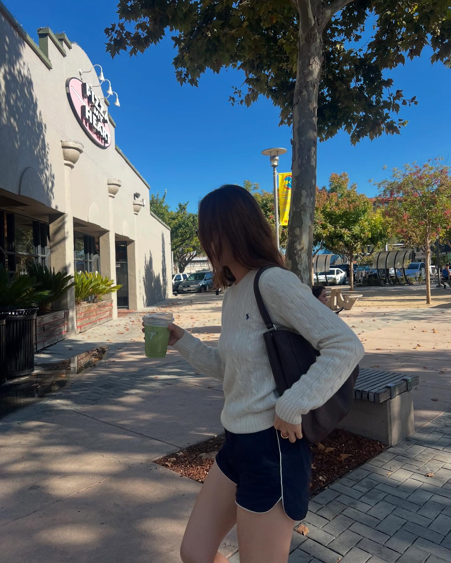같은 반바지, 다른 분위기🩳   폴로박사님 크리스탈이 알려주는 반바지 스타일링 3가지  크리스탈은 반바지에 폴로 상의를 더해 3가지로 내추럴, 클래식, 스포티한 무드를 감각적으로 완성합니다.  1. 폴로 랄프 로렌 케이블 니트 코튼 크루넥 스웨터 크림 톤의 케이블 니트와 네이비 쇼츠 조합은 단정하면서도 무심한 스타일의 정수입니다. 여기에 볼드한 숄더백을 더하면 룩에 중심이 생기고, 편안하지만 가볍지 않은 인상을 남깁니다.  2. 폴로 랄프 로렌 클래식핏 린넨 셔츠 화이트 린넨 셔츠에 브라운 벨트를 더해 간결하고 시크한 무드를 연출합니다. 가디건을 어깨에 살짝 걸치면 클래식한 밸런스가 살아나고, 셔츠 단추를 살짝 풀어주는 연출은 특유의 여유를 담아냅니다.  3. 캐피탈 가제 천축 볼레로 가디건 스포티한 반바지에 크롭 가디건을 더한 조합은 움직임이 많은 날에도 부담 없이 스타일을 살릴 수 있습니다. 여기에 볼캡을 더하면, 여름 데일리룩으로도 손색없는 꾸안꾸 룩이 완성됩니다. 이미지