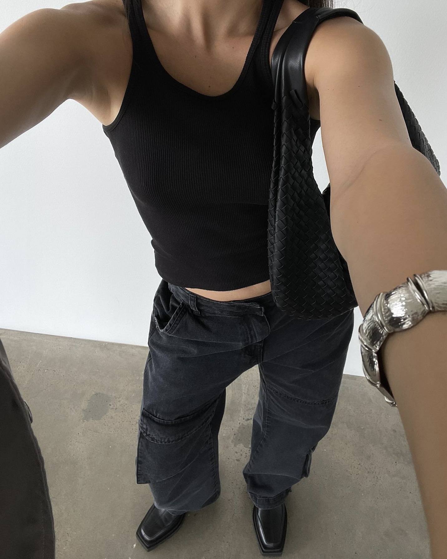블루는 잠깐 쉬어가요...👖🖤
톤 다운된 데님이 필요한 순간, 흑청이 정답
이미지5