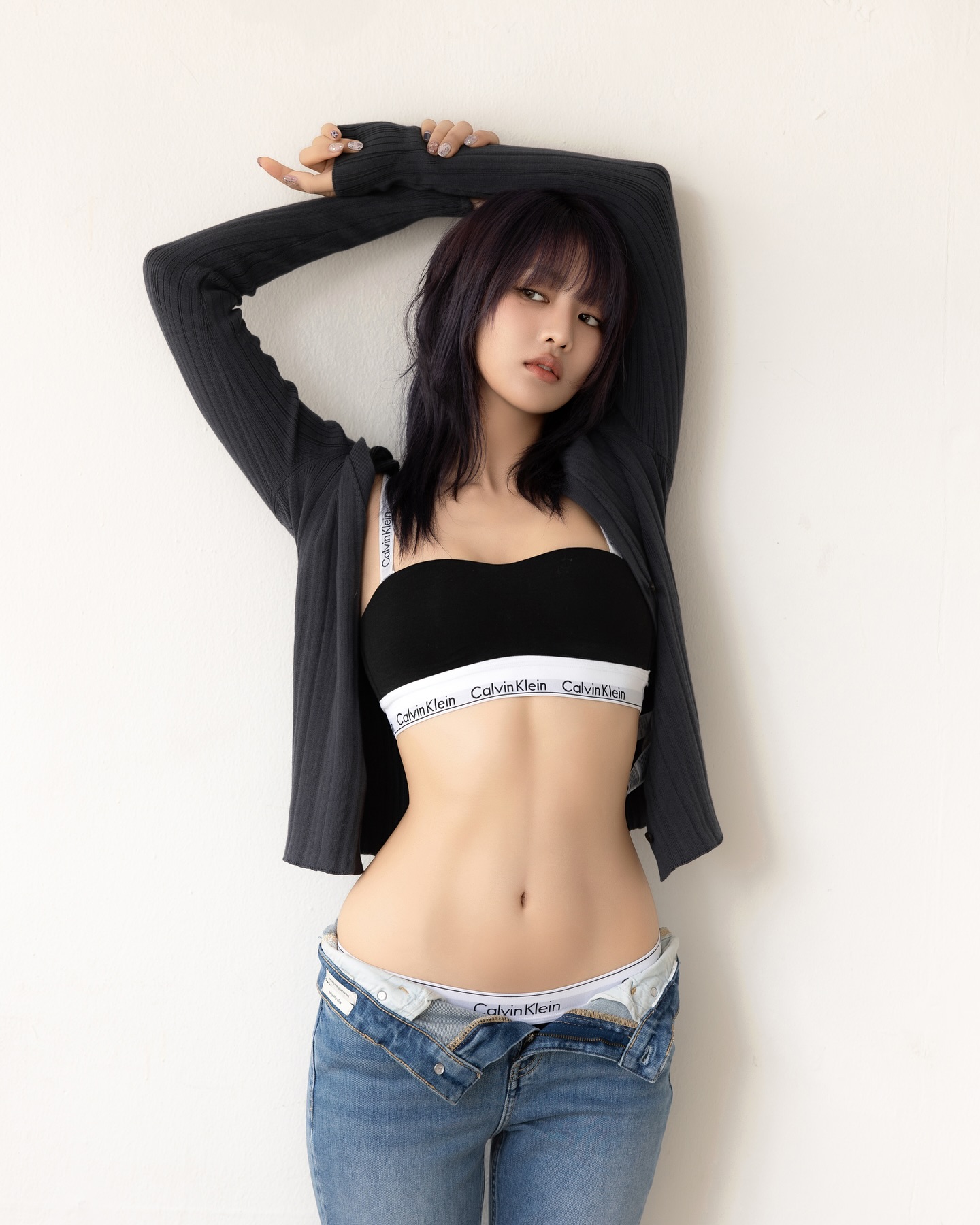 어디까지 내려가는 거예요?👖

최근 핫걸들의 팬츠 스타일을 보면, 로우라이즈를 넘어선 ‘새깅(Sagging)’ 트렌드가 눈에 띕니다.

새깅이란 바지나 데님의 허리선이 골반 아래로 처지게 연출하는 스타일로, 속옷이 살짝 드러나는 것이 특징이에요.

아직 새깅이 부담스럽다면, 아래처럼 쉽고 자연스럽게 시도해보는 건 어떨까요?

1. 속옷 라인이 은은하게 드러나도록 스타일링하기
2. 너무 짧지 않은 상의로 노출 밸런스 맞추기
3. 바캉스 시즌에는 비키니 하의와 함께 감각적으로 매치해보기 이미지2