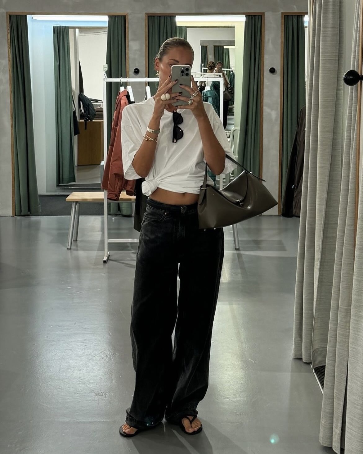 블루는 잠깐 쉬어가요...👖🖤
톤 다운된 데님이 필요한 순간, 흑청이 정답
이미지6