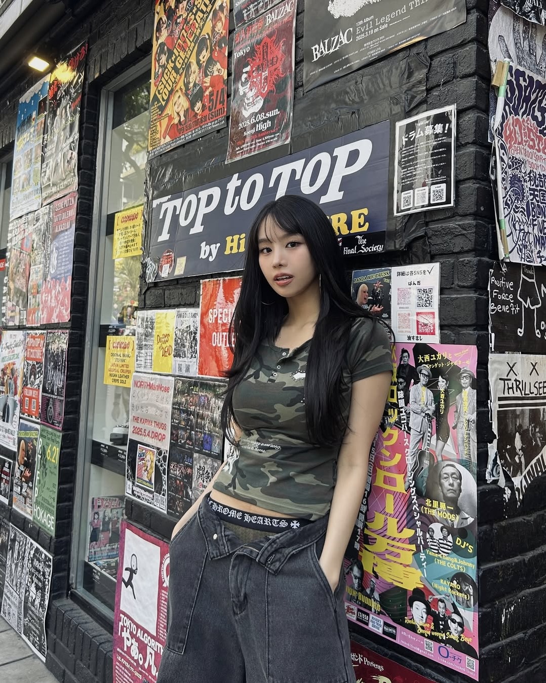 어디까지 내려가는 거예요?👖

최근 핫걸들의 팬츠 스타일을 보면, 로우라이즈를 넘어선 ‘새깅(Sagging)’ 트렌드가 눈에 띕니다.

새깅이란 바지나 데님의 허리선이 골반 아래로 처지게 연출하는 스타일로, 속옷이 살짝 드러나는 것이 특징이에요.

아직 새깅이 부담스럽다면, 아래처럼 쉽고 자연스럽게 시도해보는 건 어떨까요?

1. 속옷 라인이 은은하게 드러나도록 스타일링하기
2. 너무 짧지 않은 상의로 노출 밸런스 맞추기
3. 바캉스 시즌에는 비키니 하의와 함께 감각적으로 매치해보기 이미지