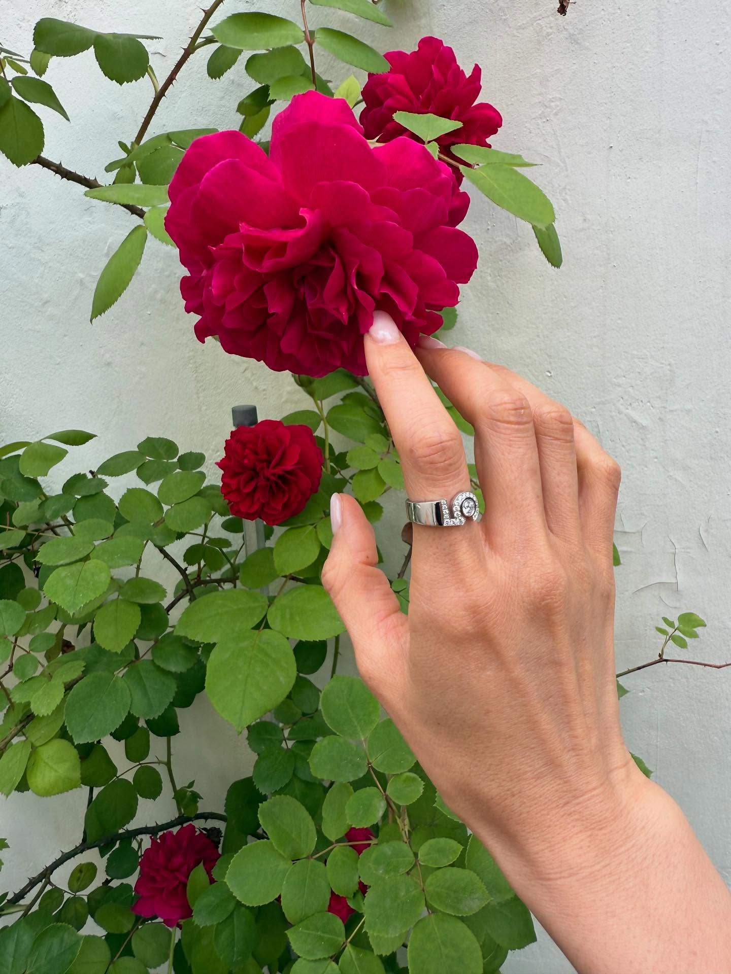 김나영, 효민도 픽한 샤넬링✨
그녀들이 선택한 샤넬 주얼리 정보는?

1. 김나영
- 샤넬 이터널 N°5 링, 1,450만 원
- 샤넬 이터널 N°5 네크리스, 1,570만 원

2. 효민
- 샤넬 이터널 N°5 링, 2,630만 원 이미지4