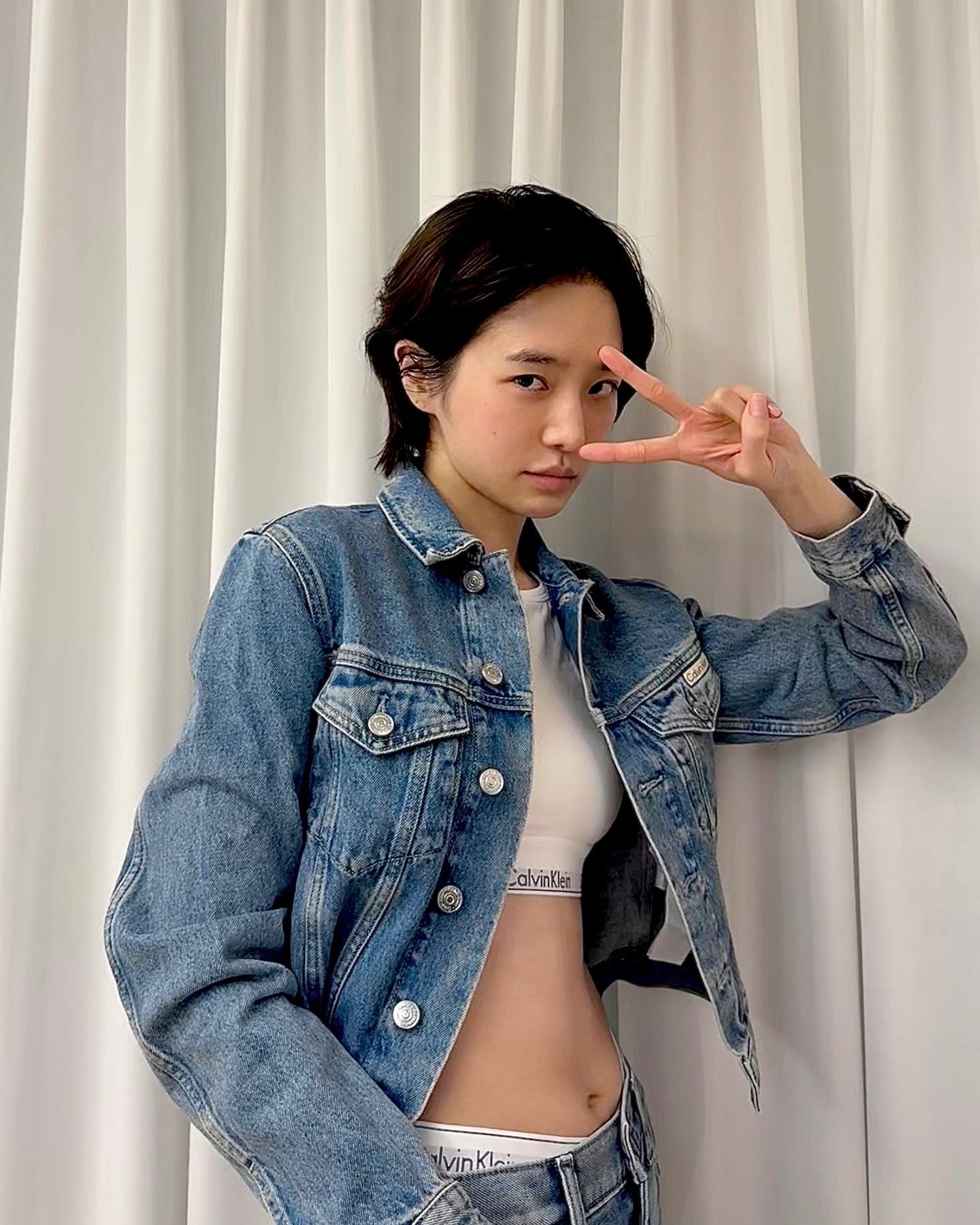 어디까지 내려가는 거예요?👖

최근 핫걸들의 팬츠 스타일을 보면, 로우라이즈를 넘어선 ‘새깅(Sagging)’ 트렌드가 눈에 띕니다.

새깅이란 바지나 데님의 허리선이 골반 아래로 처지게 연출하는 스타일로, 속옷이 살짝 드러나는 것이 특징이에요.

아직 새깅이 부담스럽다면, 아래처럼 쉽고 자연스럽게 시도해보는 건 어떨까요?

1. 속옷 라인이 은은하게 드러나도록 스타일링하기
2. 너무 짧지 않은 상의로 노출 밸런스 맞추기
3. 바캉스 시즌에는 비키니 하의와 함께 감각적으로 매치해보기 이미지4