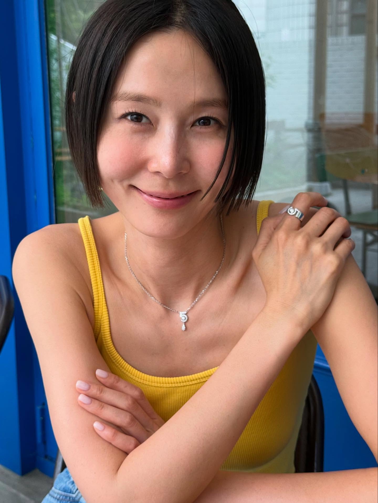 김나영, 효민도 픽한 샤넬링✨
그녀들이 선택한 샤넬 주얼리 정보는?

1. 김나영
- 샤넬 이터널 N°5 링, 1,450만 원
- 샤넬 이터널 N°5 네크리스, 1,570만 원

2. 효민
- 샤넬 이터널 N°5 링, 2,630만 원 이미지2